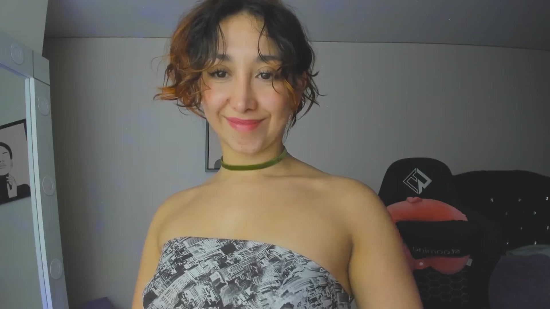 Gallery image thumbnail from Cristal_kat's myfreecams stream on, 12/17/2025, 06:55 image 17 of 20