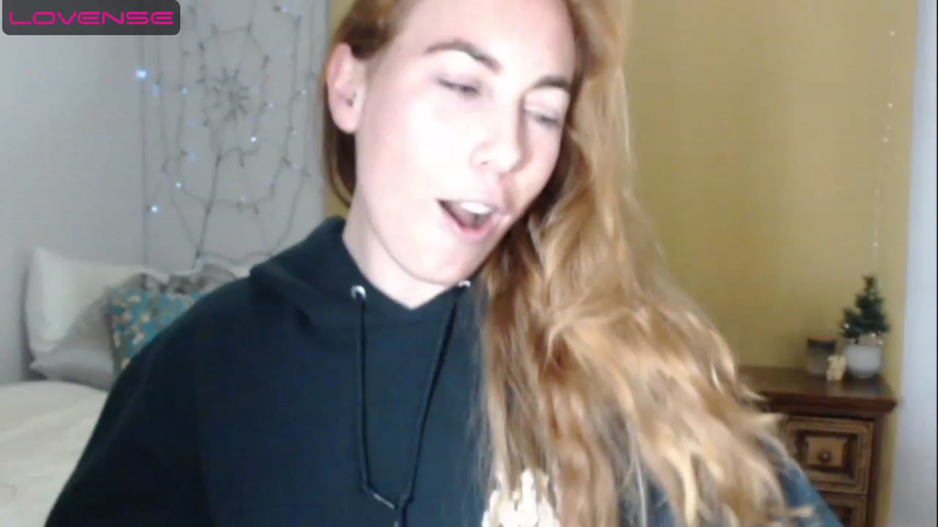 Gallery image thumbnail from CrrimsonKitty's myfreecams stream on, 05/06/2023, 19:11 image 7 of 20