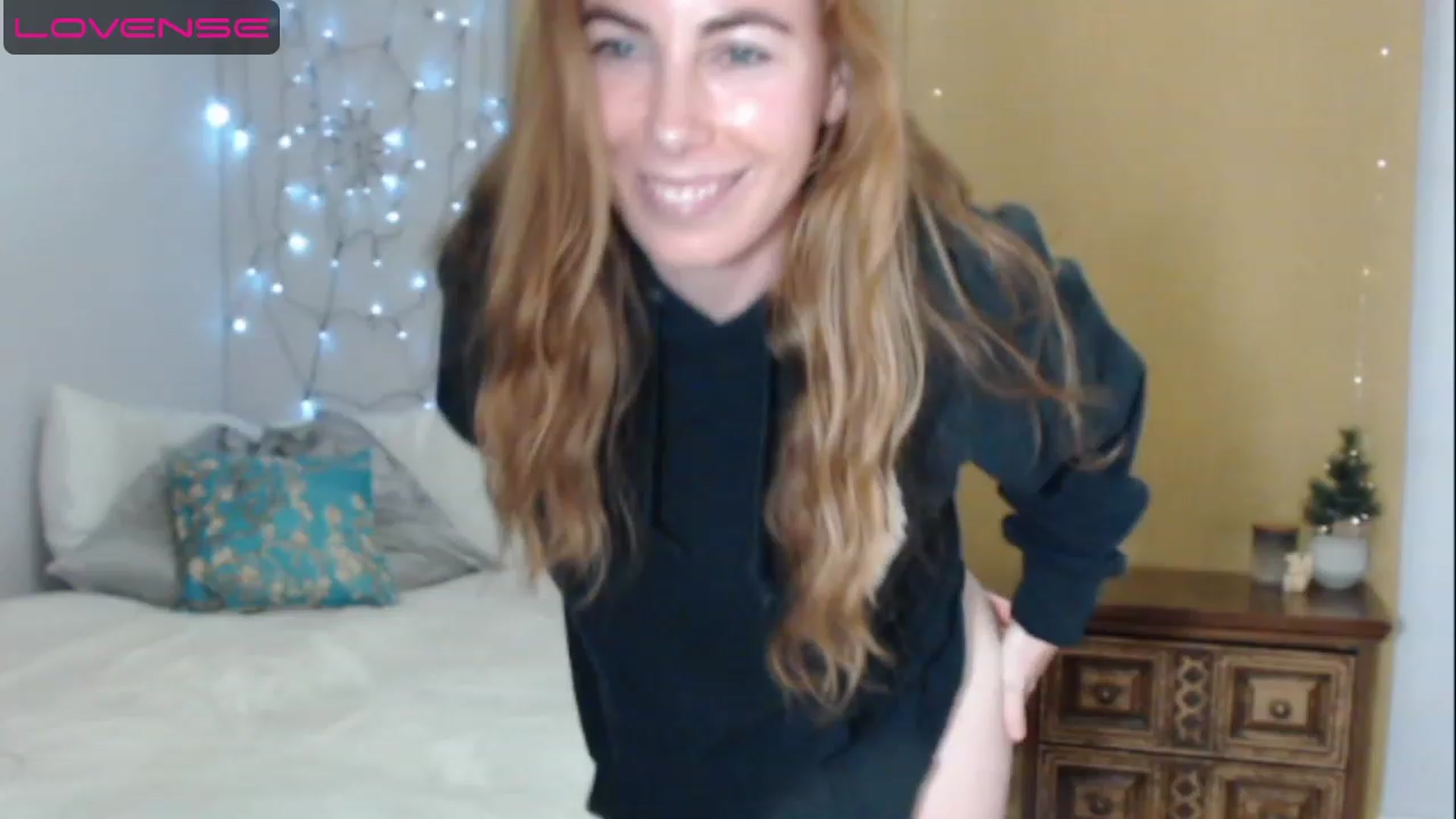 Gallery image thumbnail from CrrimsonKitty's myfreecams stream on, 05/06/2023, 19:11 image 12 of 20