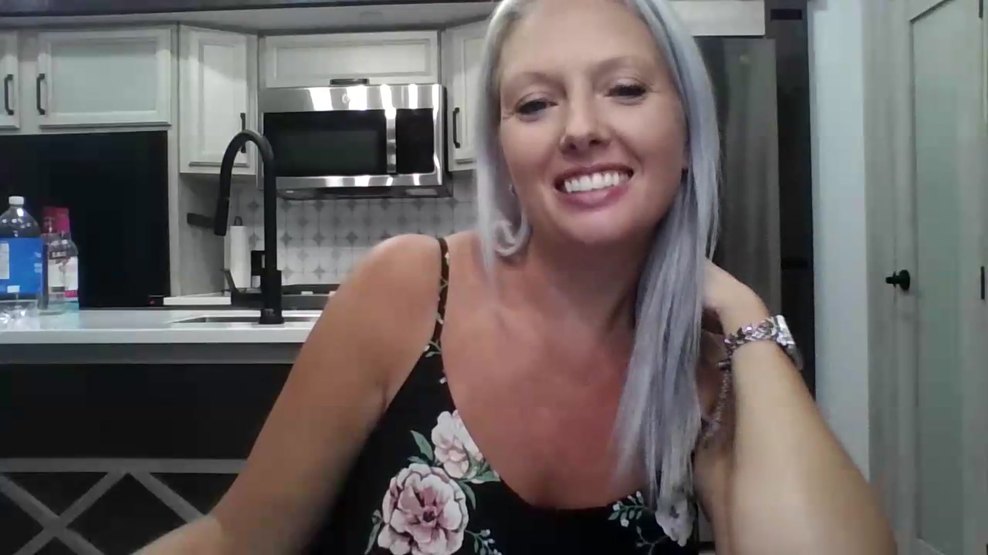 Gallery image thumbnail from Crystaaal's myfreecams stream on, 08/05/2026, 02:53 image 10 of 20