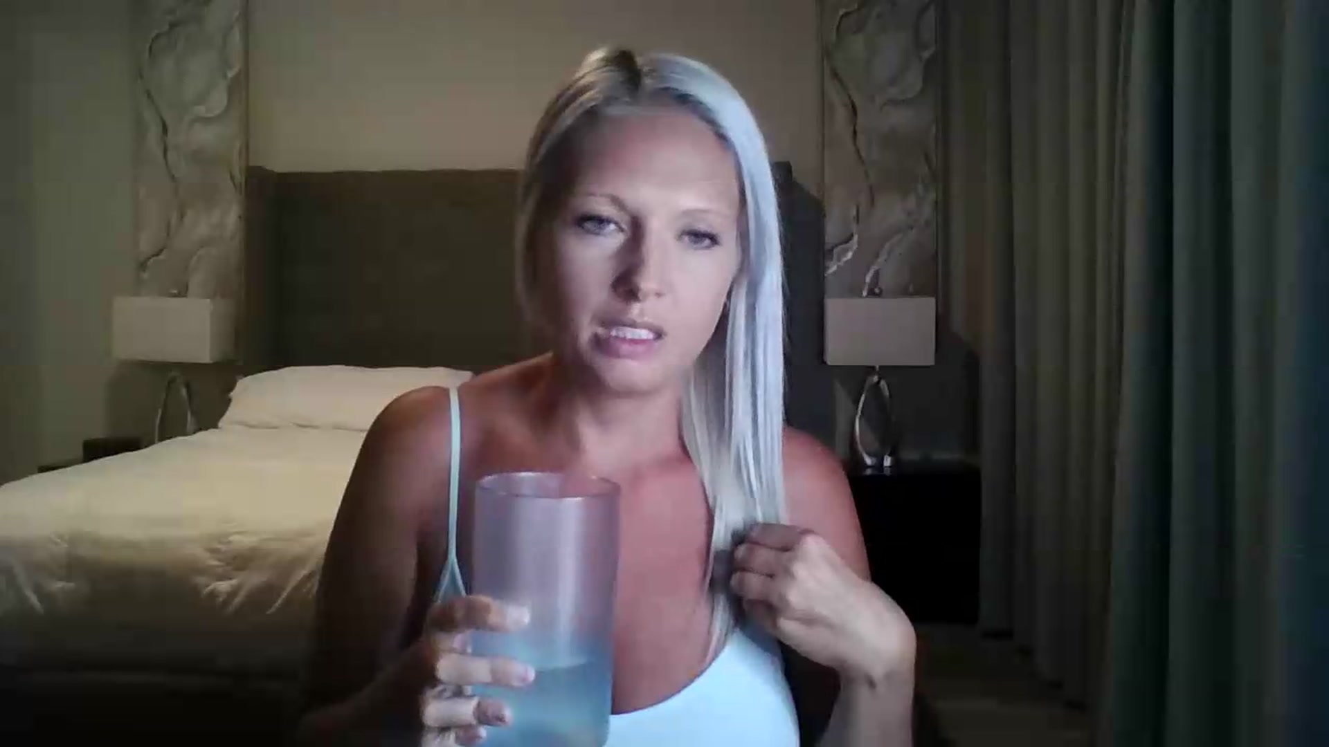 Gallery image thumbnail from Crystaaal's myfreecams stream on, 08/19/2026, 03:35 image 2 of 20