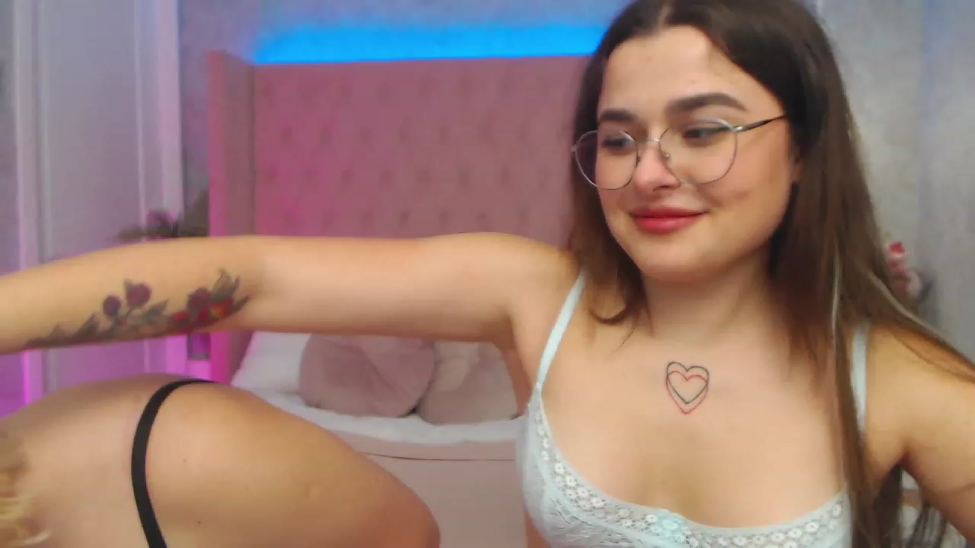 Gallery image thumbnail from CrystalXX's myfreecams stream on, 03/26/2023, 20:00 image 1 of 20