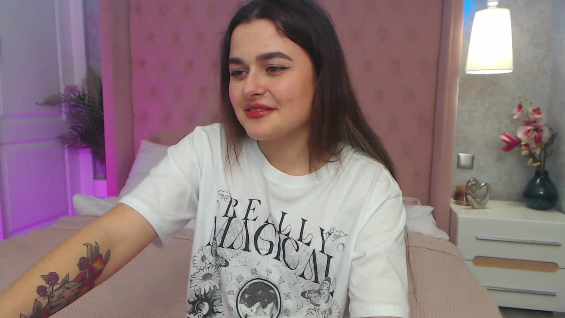 Gallery image thumbnail from CrystalXX's myfreecams stream on, 03/26/2023, 21:23 image 17 of 20