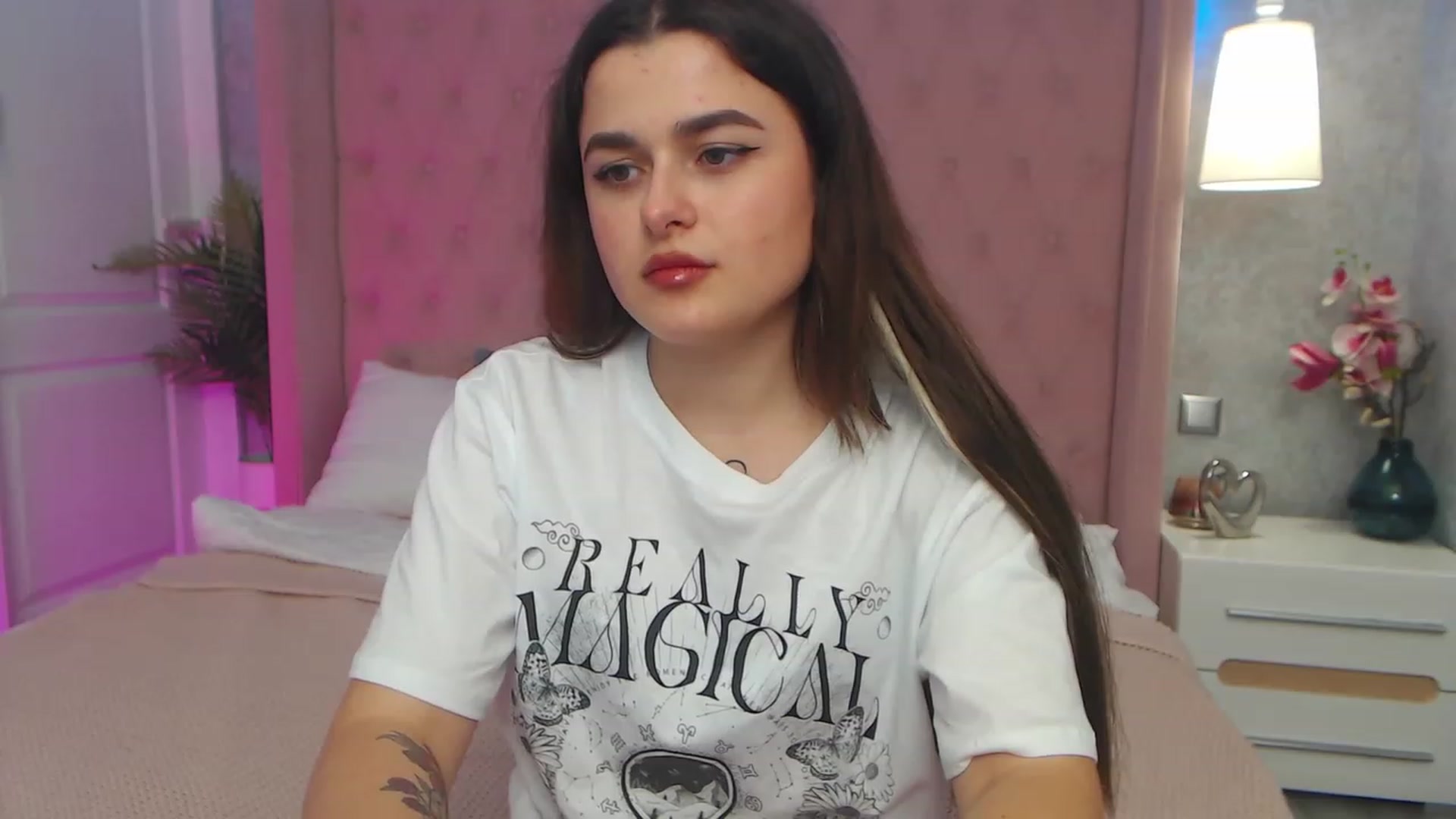 Gallery image thumbnail from CrystalXX's myfreecams stream on, 03/26/2023, 21:23 image 14 of 20