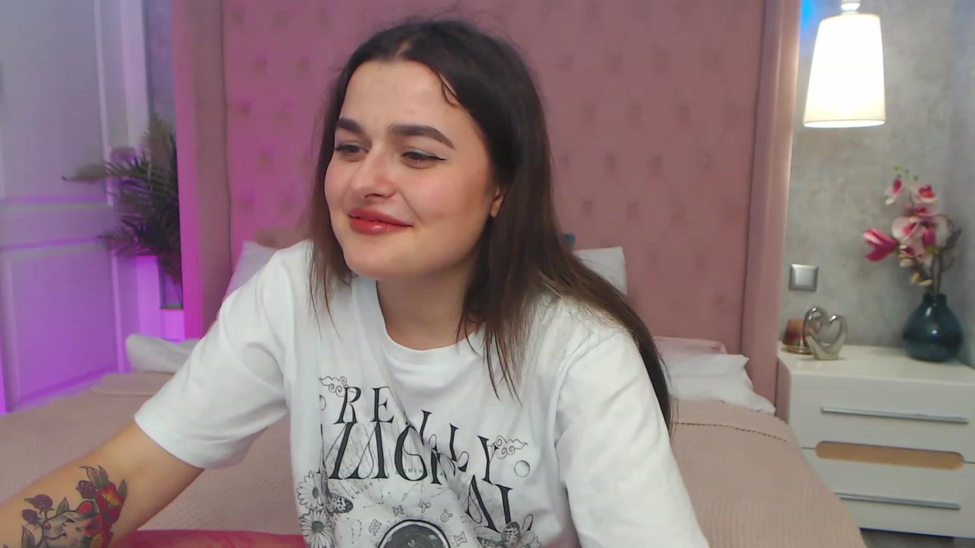 Gallery image thumbnail from CrystalXX's myfreecams stream on, 03/26/2023, 21:23 image 18 of 20