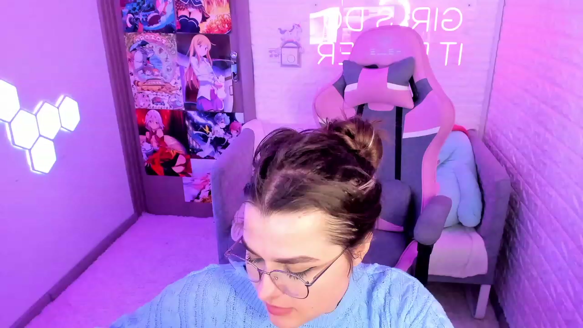 Gallery image thumbnail from CrystalXX's myfreecams stream on, 03/28/2023, 24:02 image 15 of 20