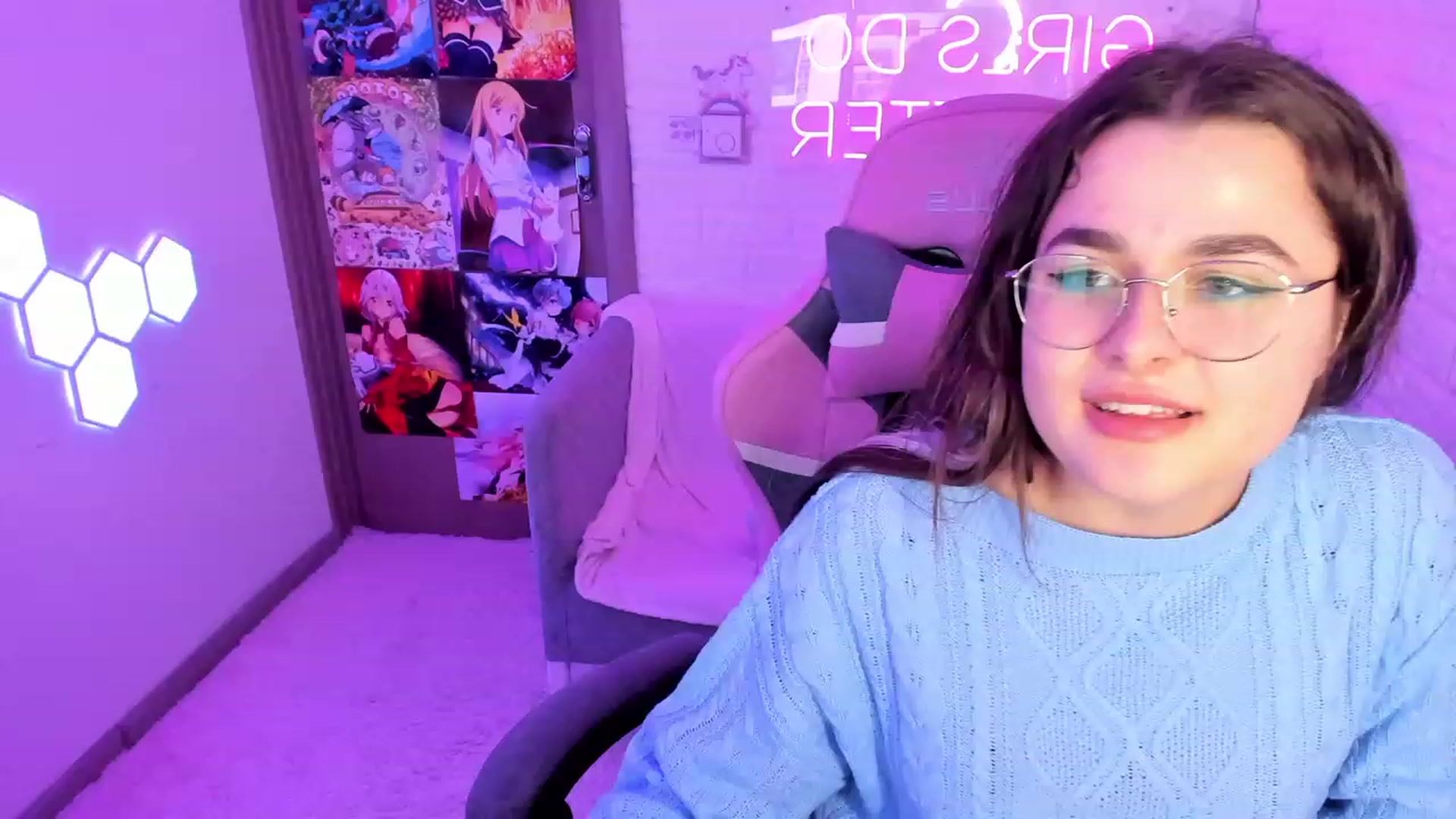 Gallery image thumbnail from CrystalXX's myfreecams stream on, 03/28/2023, 24:02 image 7 of 20