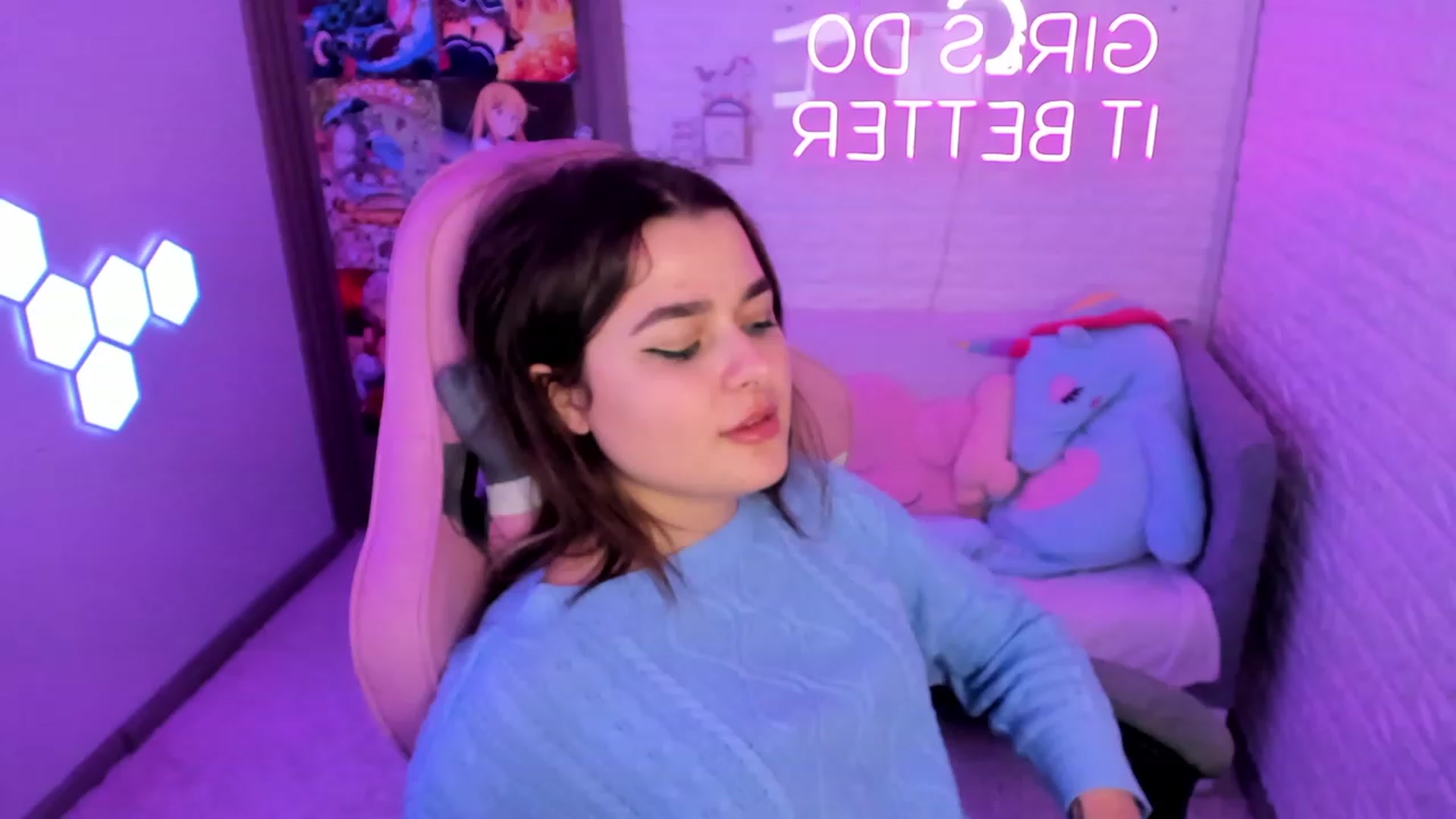 Gallery image thumbnail from CrystalXX's myfreecams stream on, 03/28/2023, 24:02 image 2 of 20
