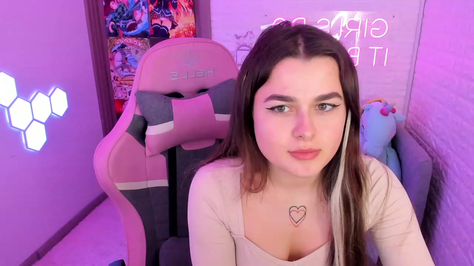 Gallery image thumbnail from CrystalXX's myfreecams stream on, 03/28/2023, 19:17 image 4 of 20