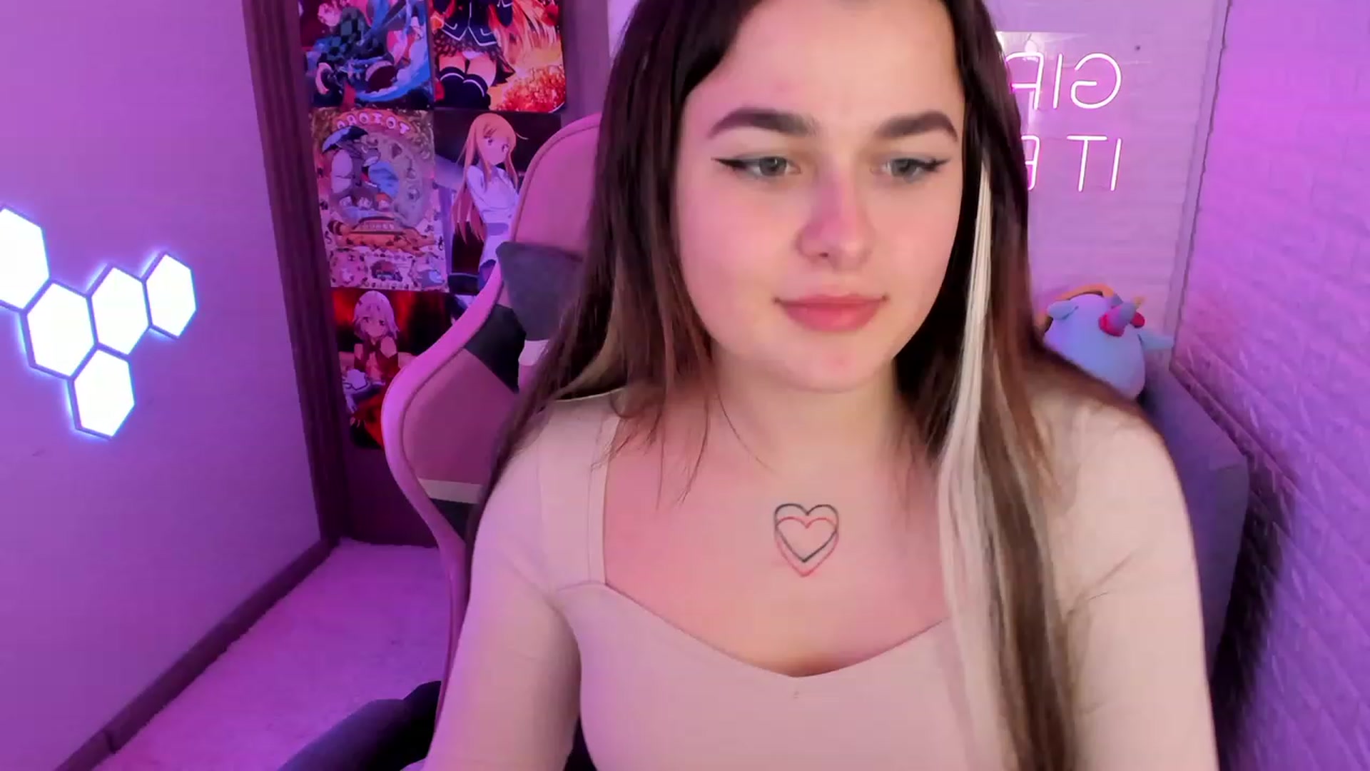 Gallery image thumbnail from CrystalXX's myfreecams stream on, 03/28/2023, 19:17 image 2 of 20
