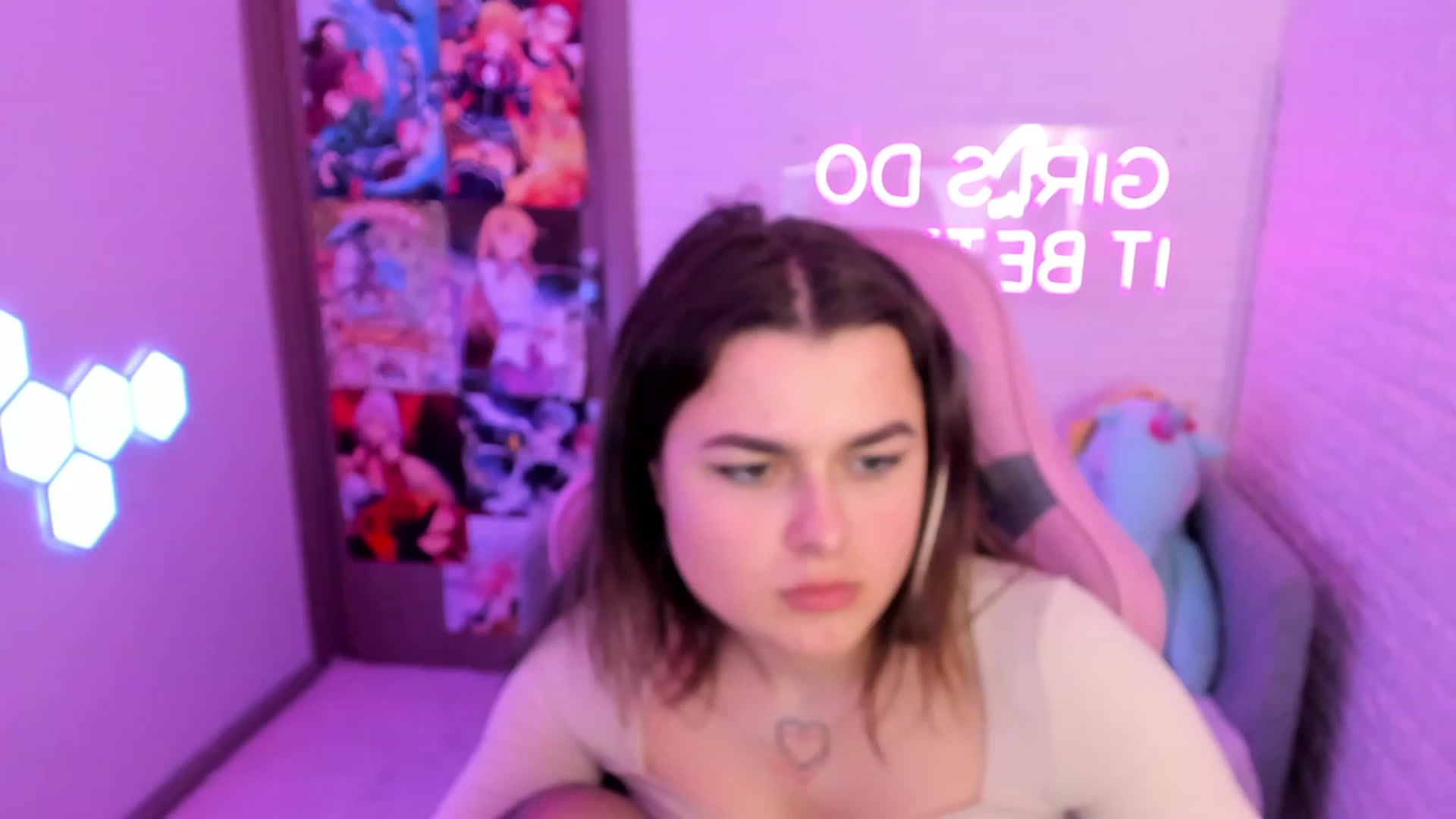 Gallery image thumbnail from CrystalXX's myfreecams stream on, 03/28/2023, 21:45 image 18 of 20