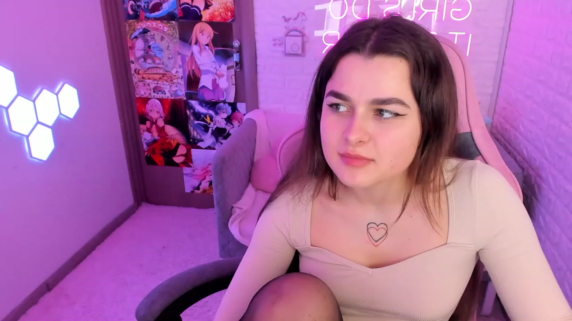 Gallery image thumbnail from CrystalXX's myfreecams stream on, 03/28/2023, 21:45 image 5 of 20