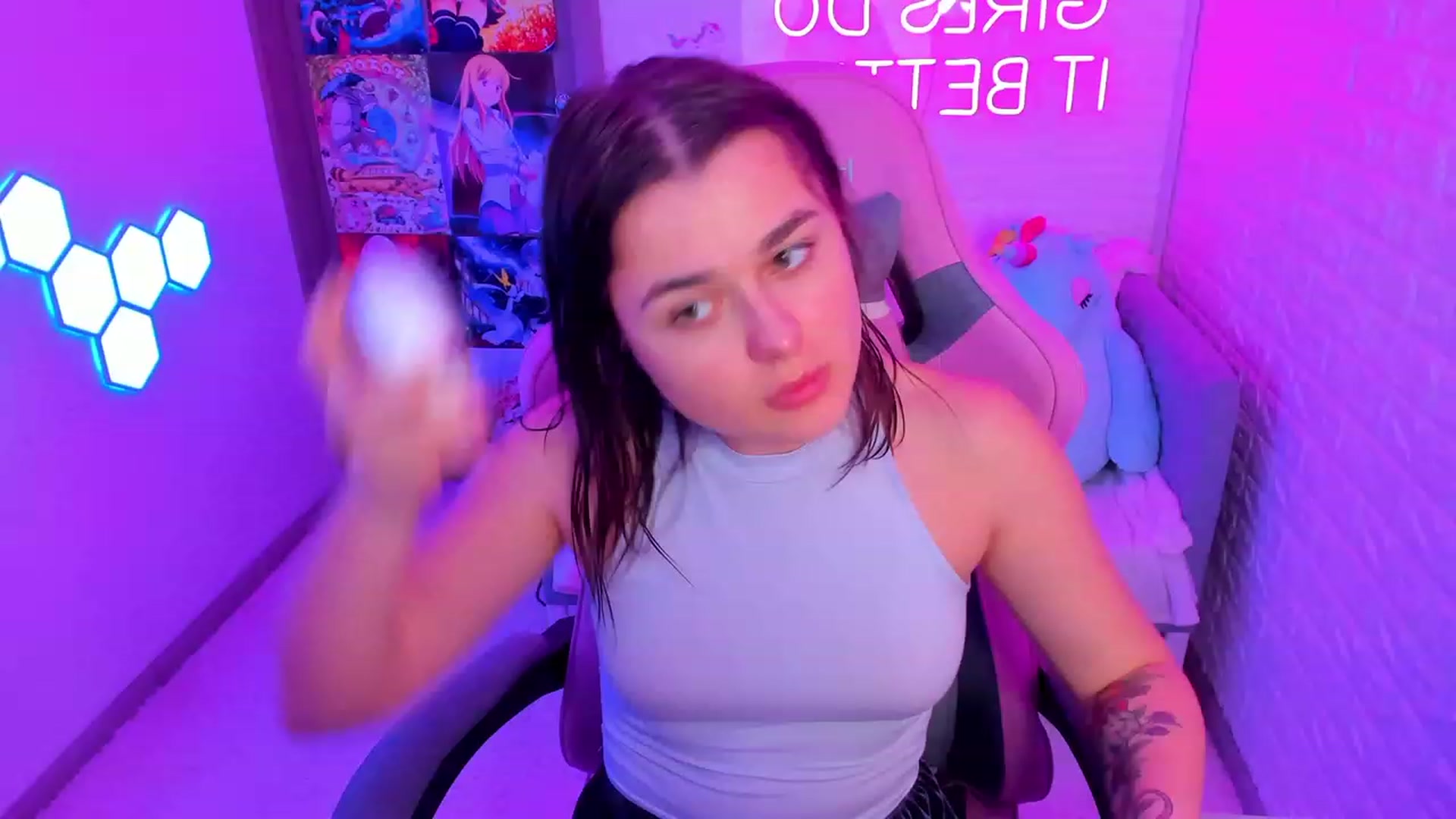 Gallery image thumbnail from CrystalXX's myfreecams stream on, 04/17/2023, 19:37 image 6 of 20