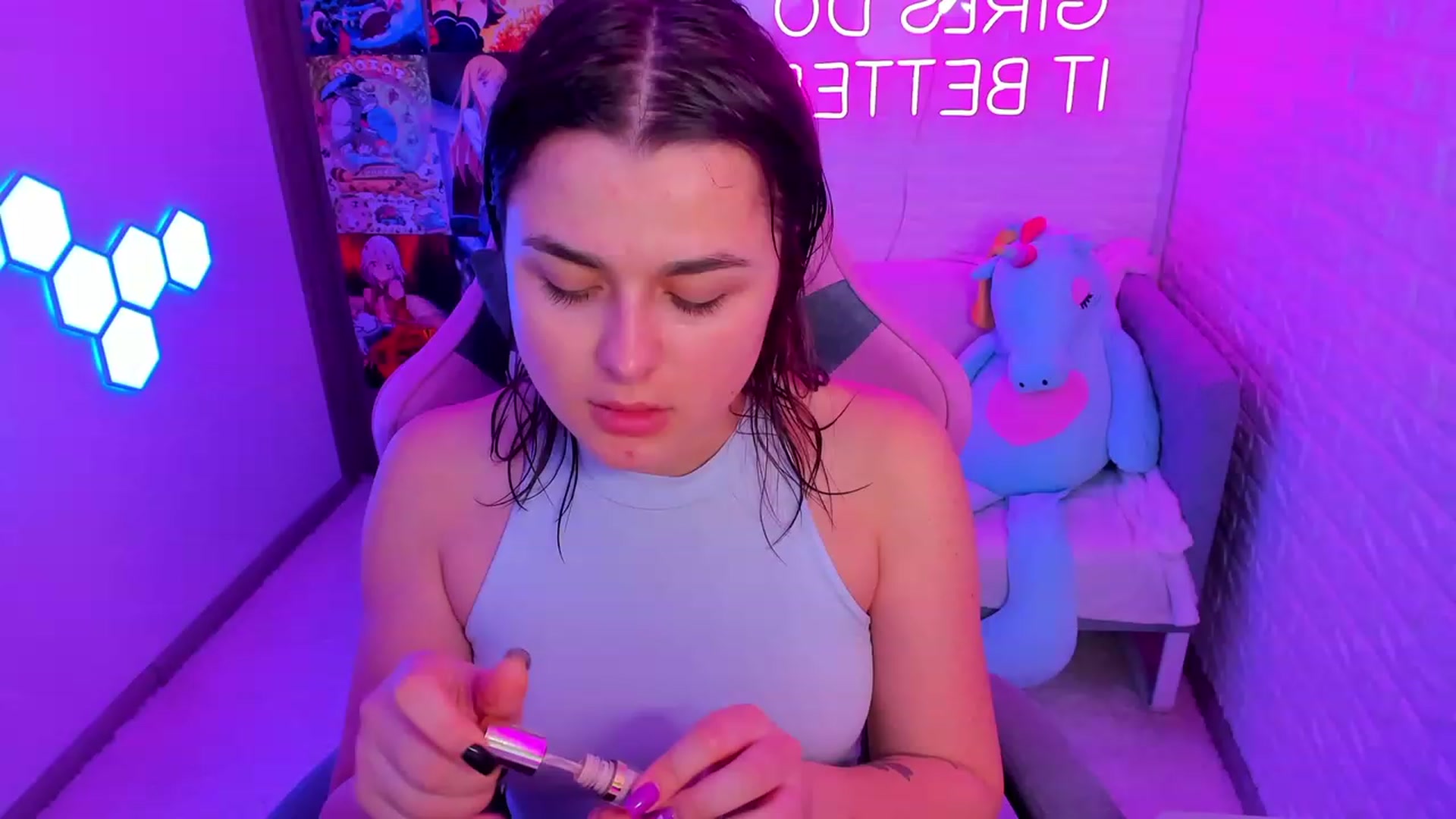 Gallery image thumbnail from CrystalXX's myfreecams stream on, 04/17/2023, 19:37 image 4 of 20
