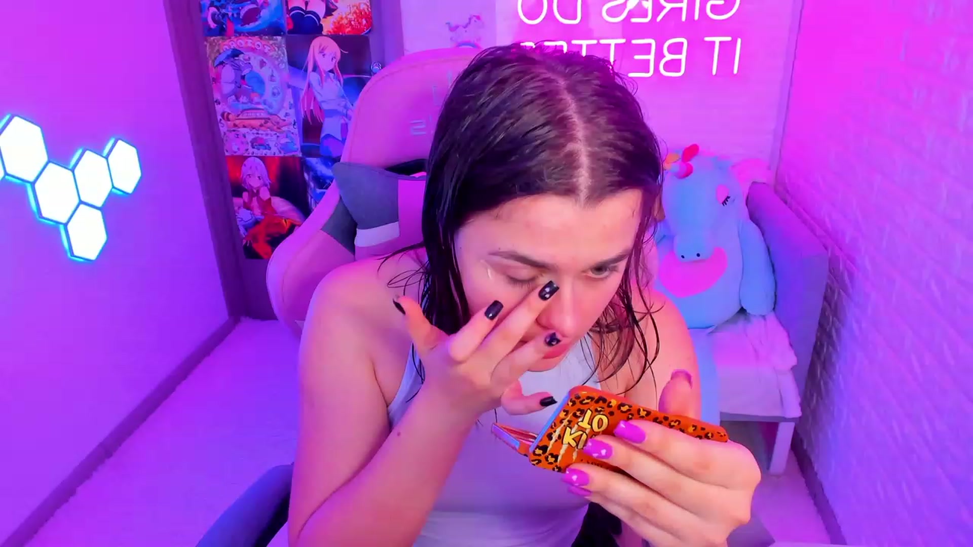 Gallery image thumbnail from CrystalXX's myfreecams stream on, 04/17/2023, 19:37 image 5 of 20