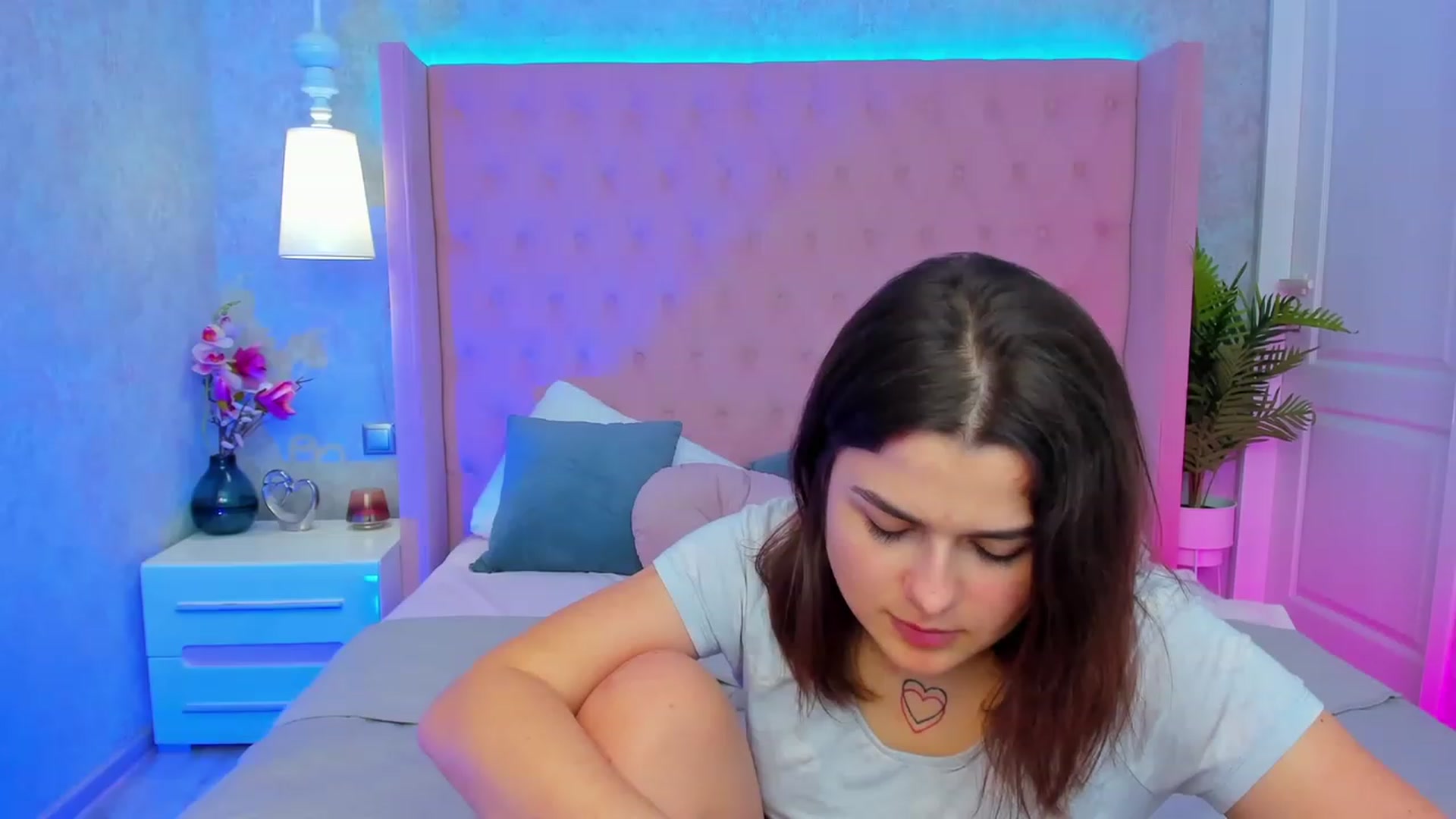 Gallery image thumbnail from CrystalXX's myfreecams stream on, 04/25/2023, 24:48 image 15 of 20