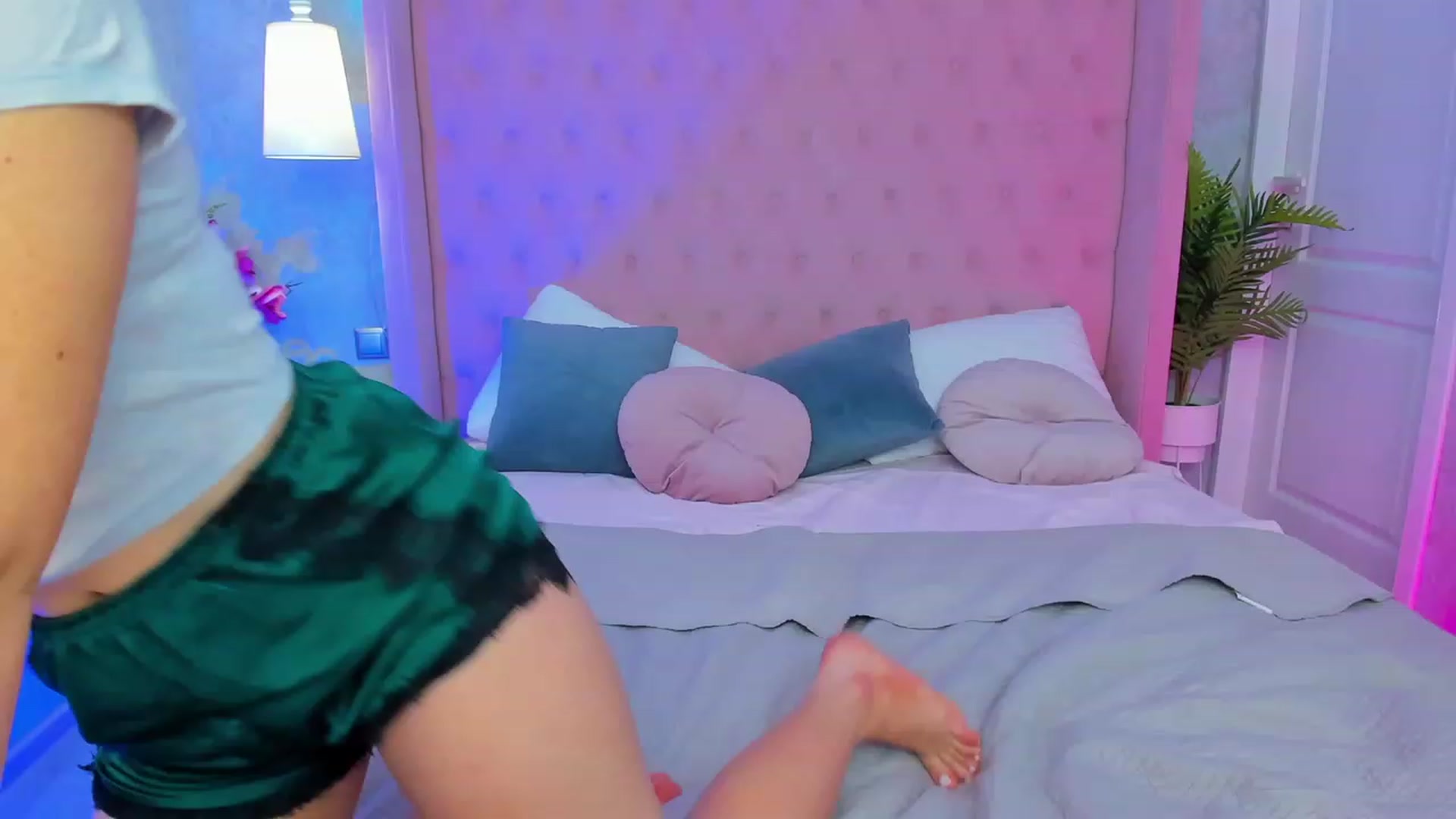 Gallery image thumbnail from CrystalXX's myfreecams stream on, 04/25/2023, 04:00 image 8 of 20