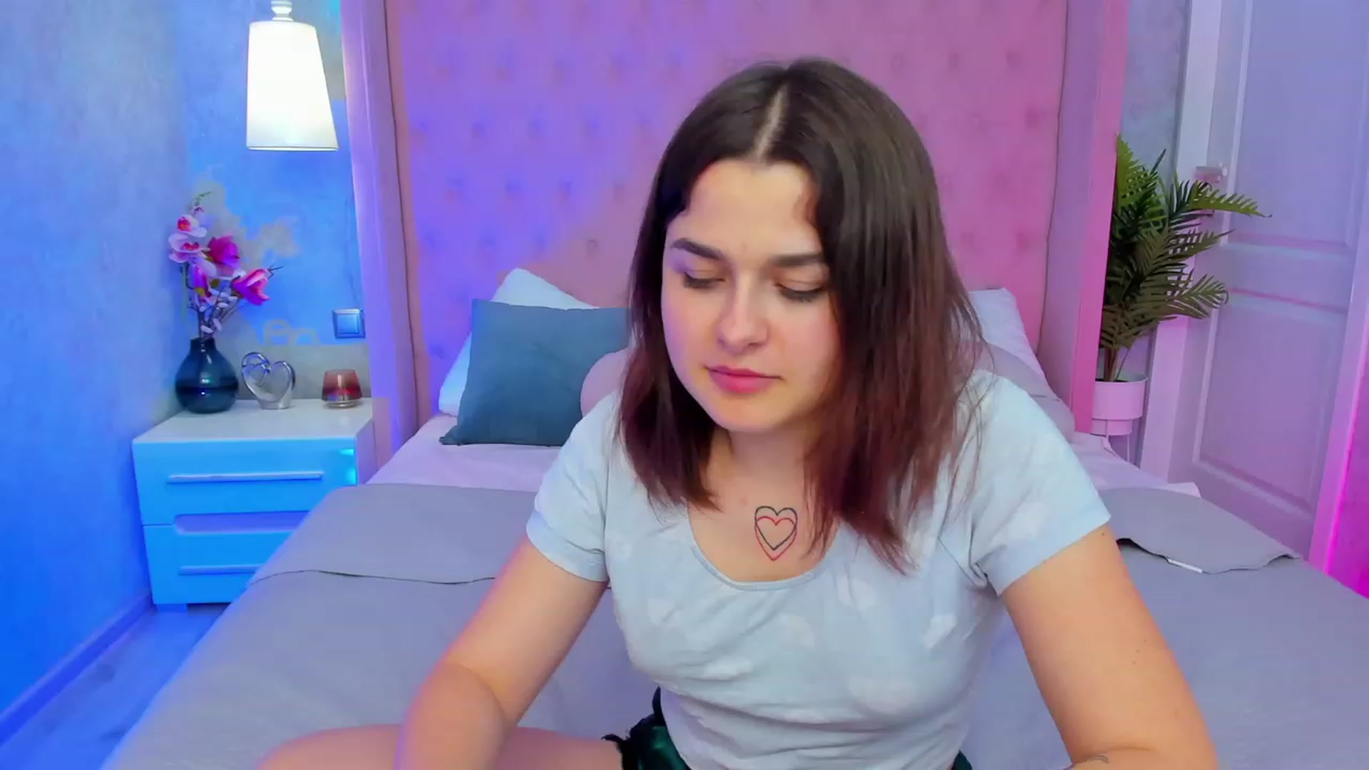 Gallery image thumbnail from CrystalXX's myfreecams stream on, 04/25/2023, 04:00 image 5 of 20