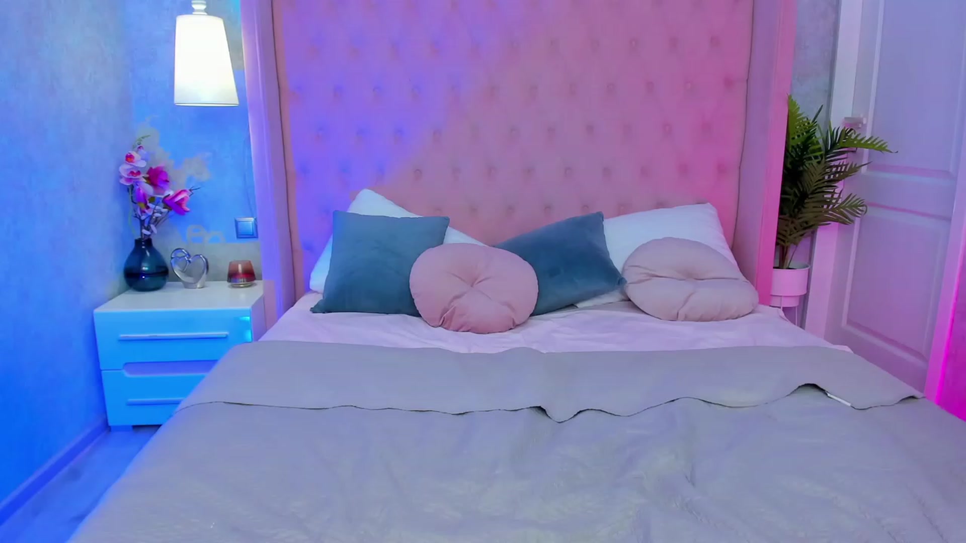 Gallery image thumbnail from CrystalXX's myfreecams stream on, 04/25/2023, 04:00 image 7 of 20