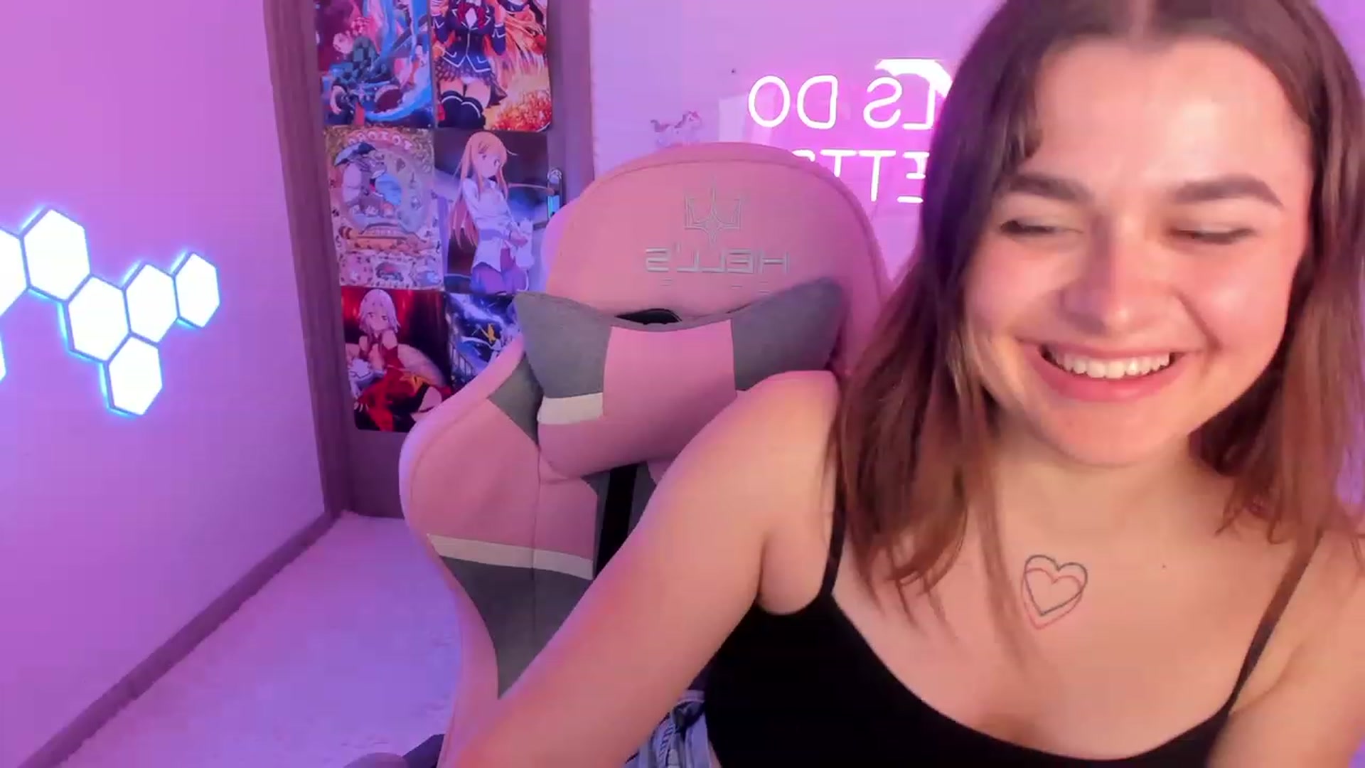 Gallery image thumbnail from CrystalXX's myfreecams stream on, 05/20/2023, 15:07 image 14 of 20