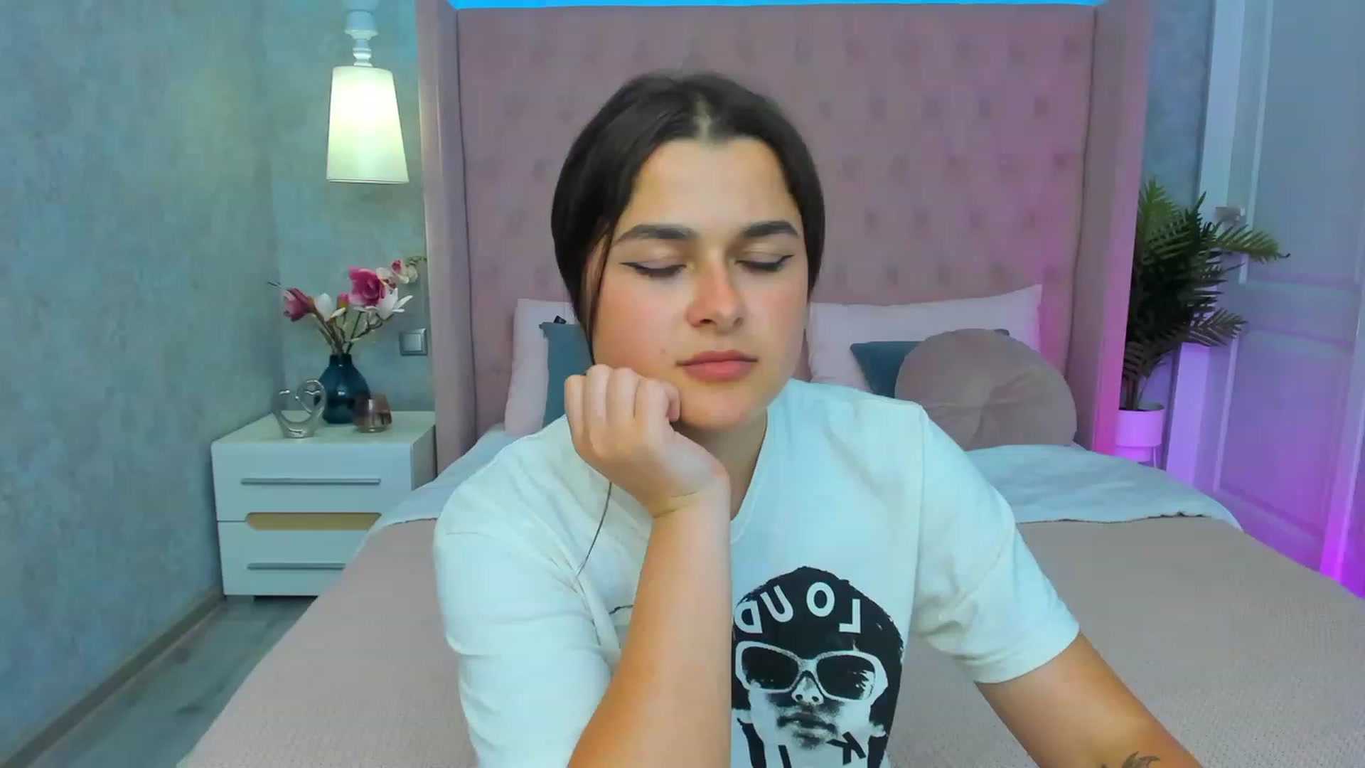 Gallery image thumbnail from CrystalXX's myfreecams stream on, 05/27/2023, 22:19 image 15 of 20
