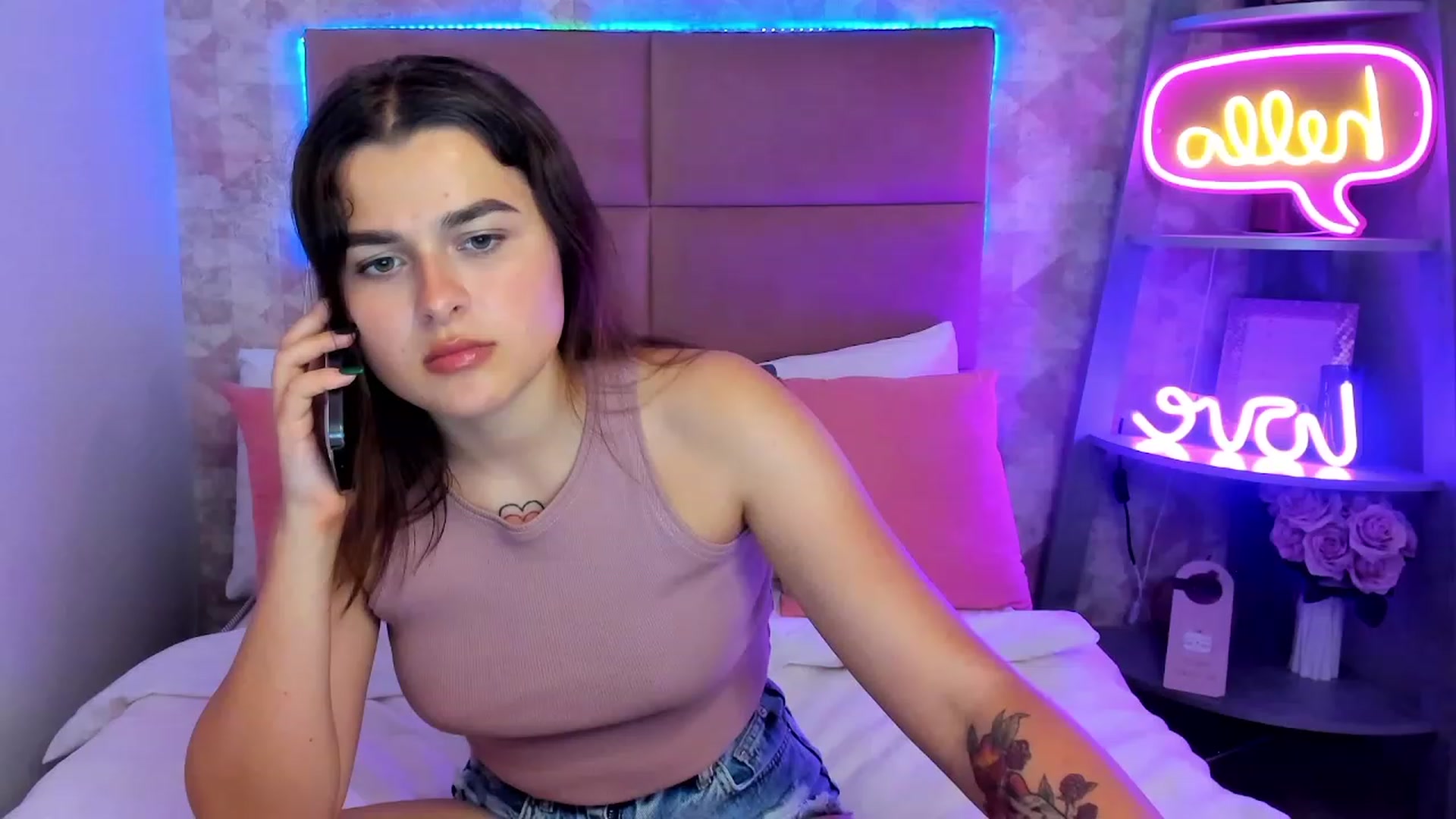 Gallery image thumbnail from CrystalXX's myfreecams stream on, 05/28/2023, 20:27 image 2 of 20