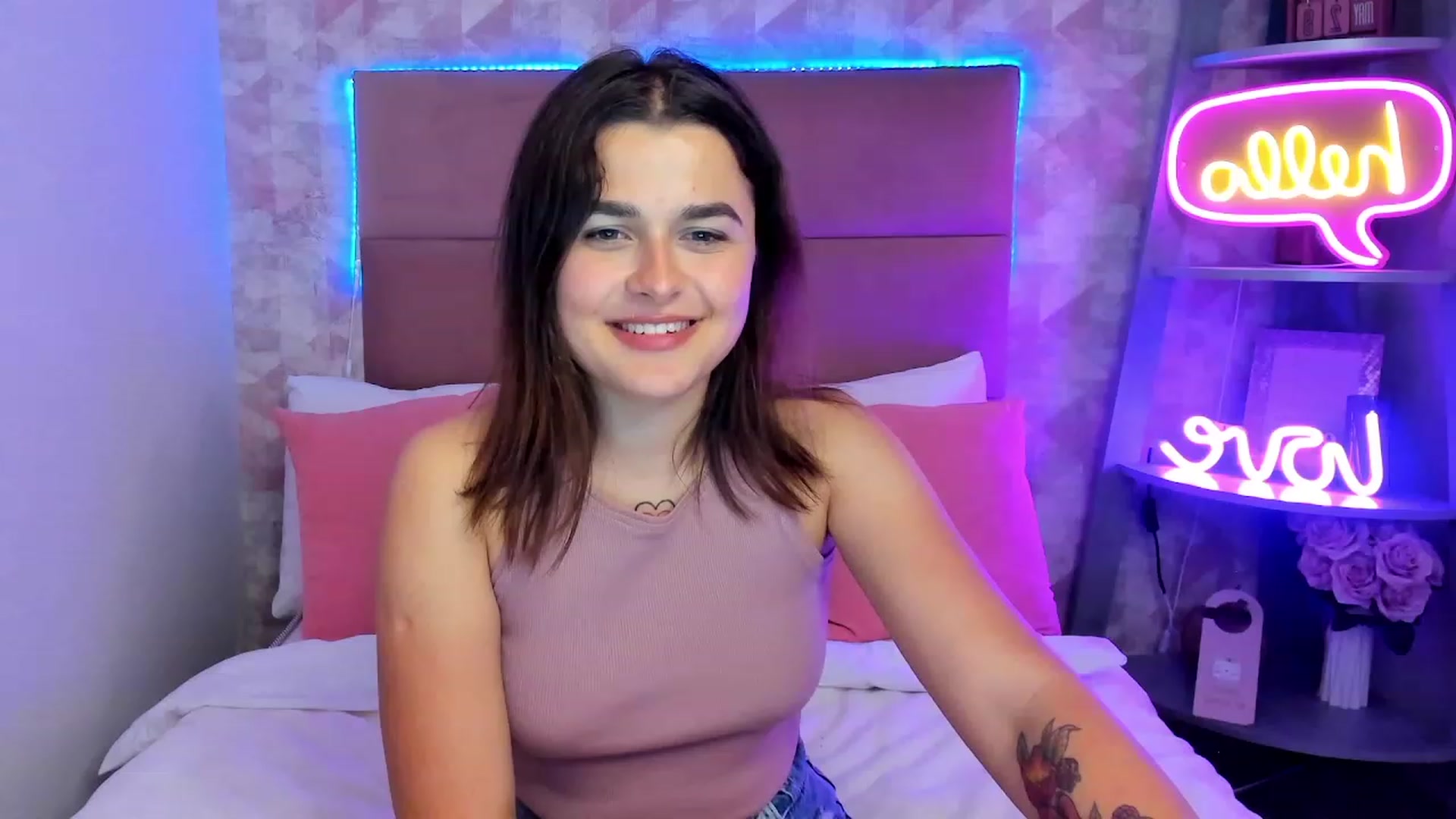 Gallery image thumbnail from CrystalXX's myfreecams stream on, 05/28/2023, 20:27 image 13 of 20