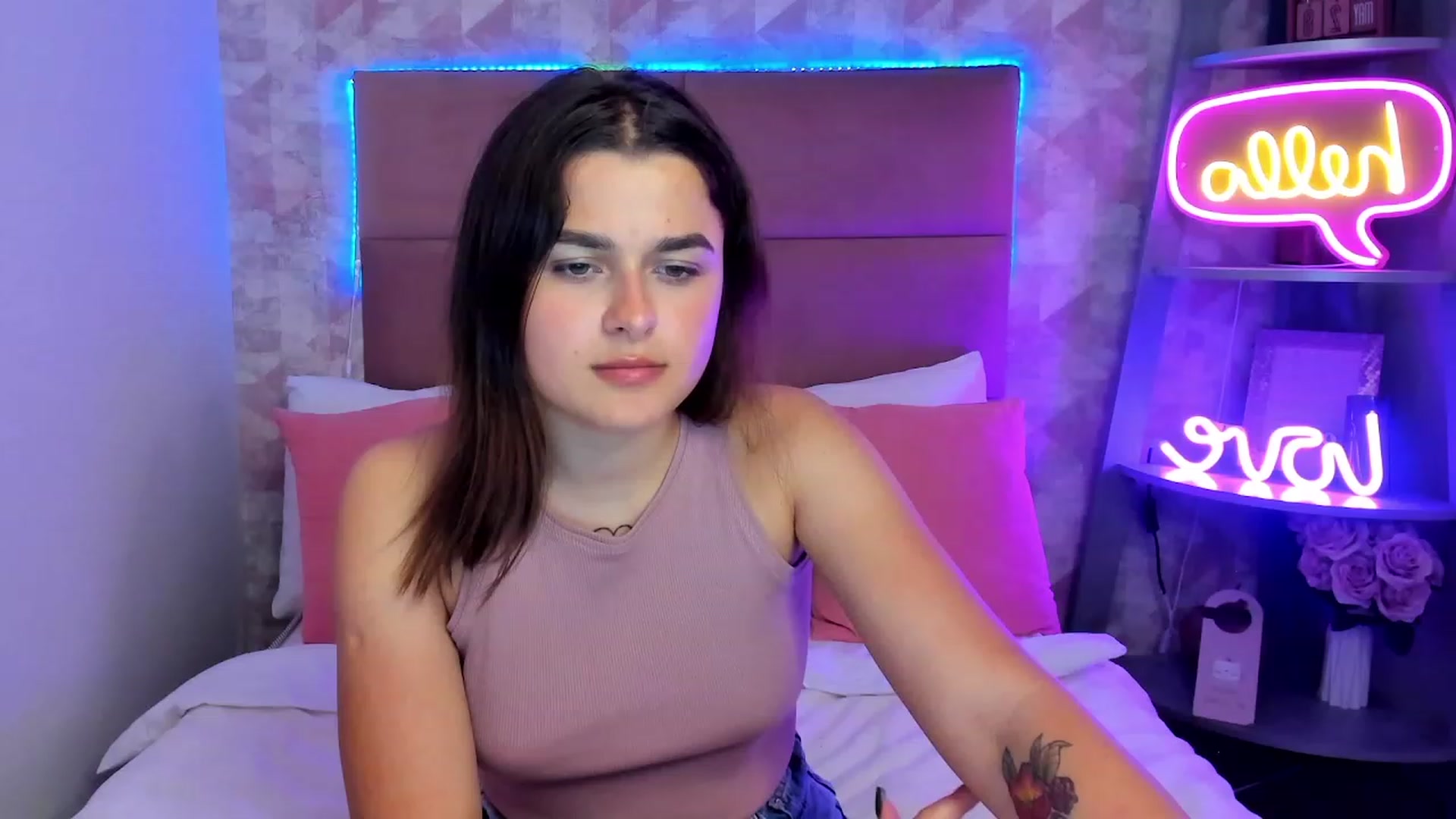 Gallery image thumbnail from CrystalXX's myfreecams stream on, 05/28/2023, 20:27 image 14 of 20