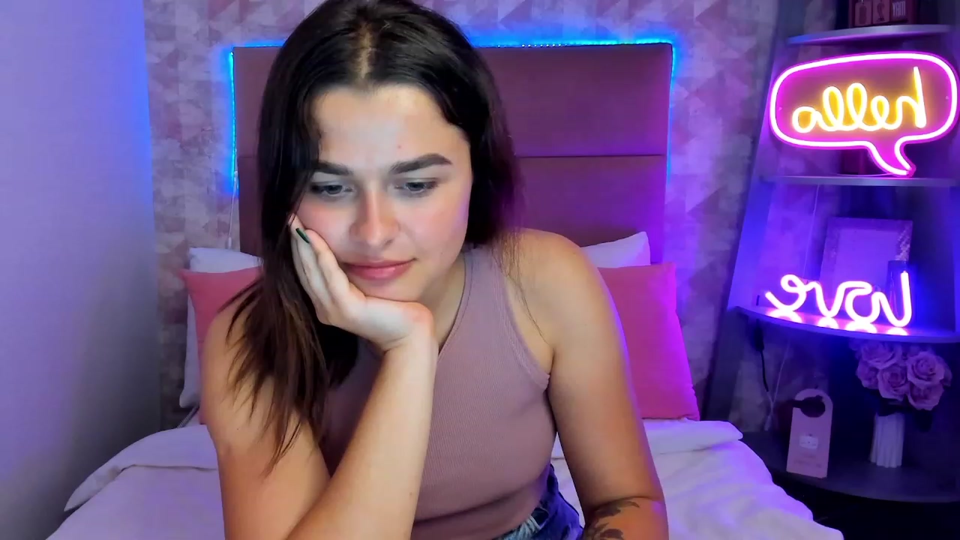 Gallery image thumbnail from CrystalXX's myfreecams stream on, 05/28/2023, 20:27 image 16 of 20