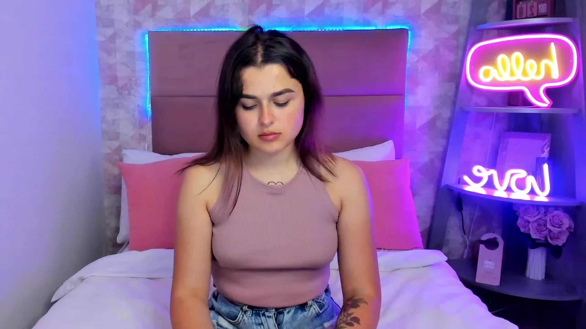 Gallery image thumbnail from CrystalXX's myfreecams stream on, 05/28/2023, 20:27 image 10 of 20