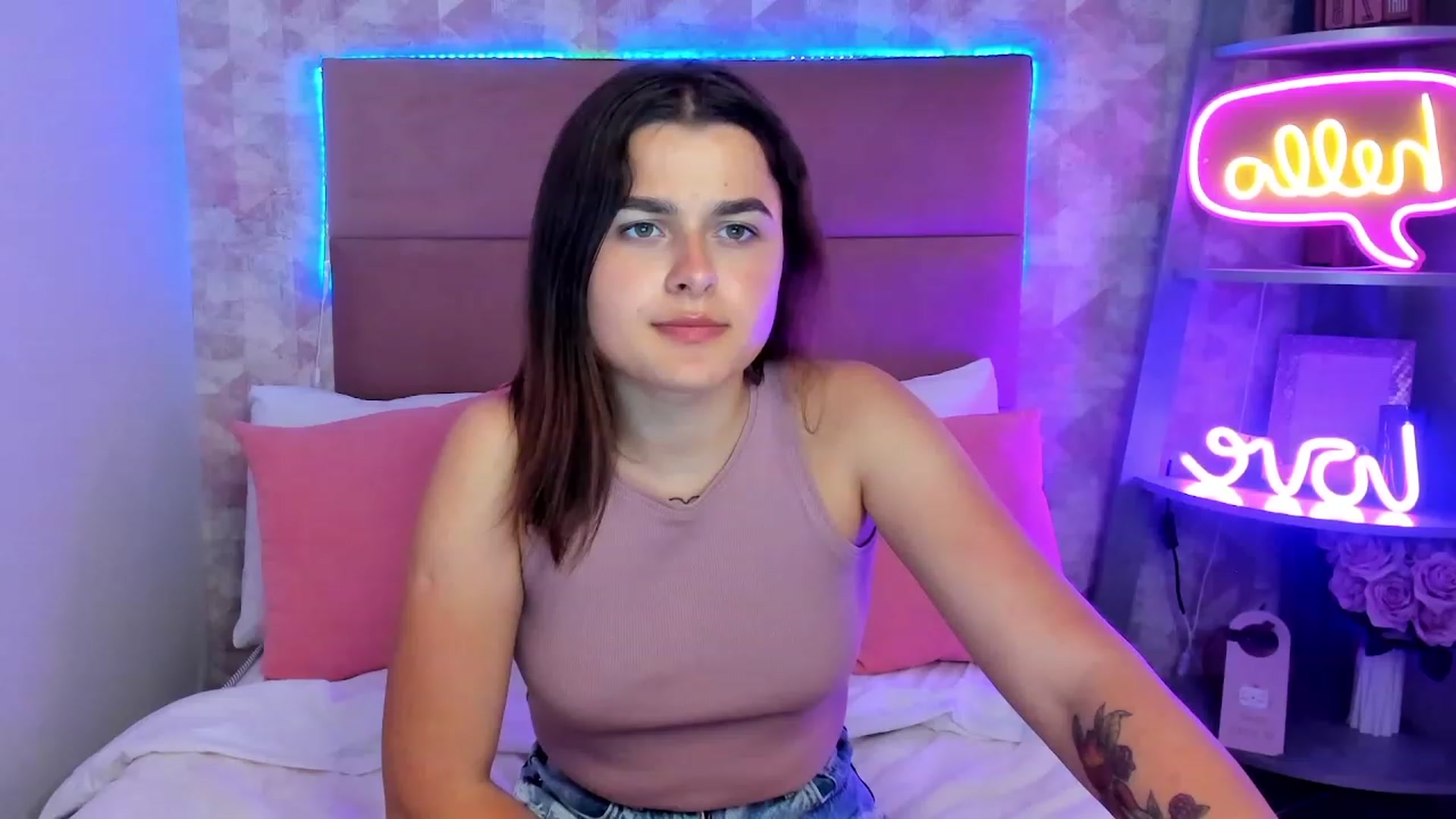 Gallery image thumbnail from CrystalXX's myfreecams stream on, 05/28/2023, 21:00 image 13 of 20