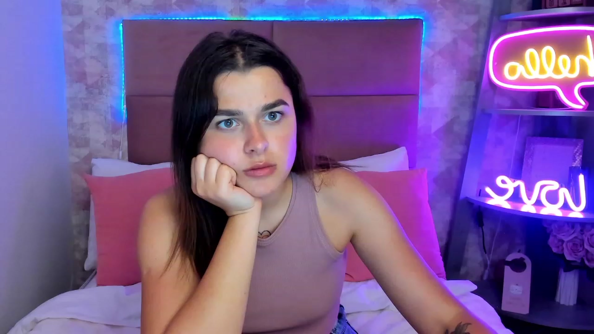 Gallery image thumbnail from CrystalXX's myfreecams stream on, 05/28/2023, 21:00 image 20 of 20