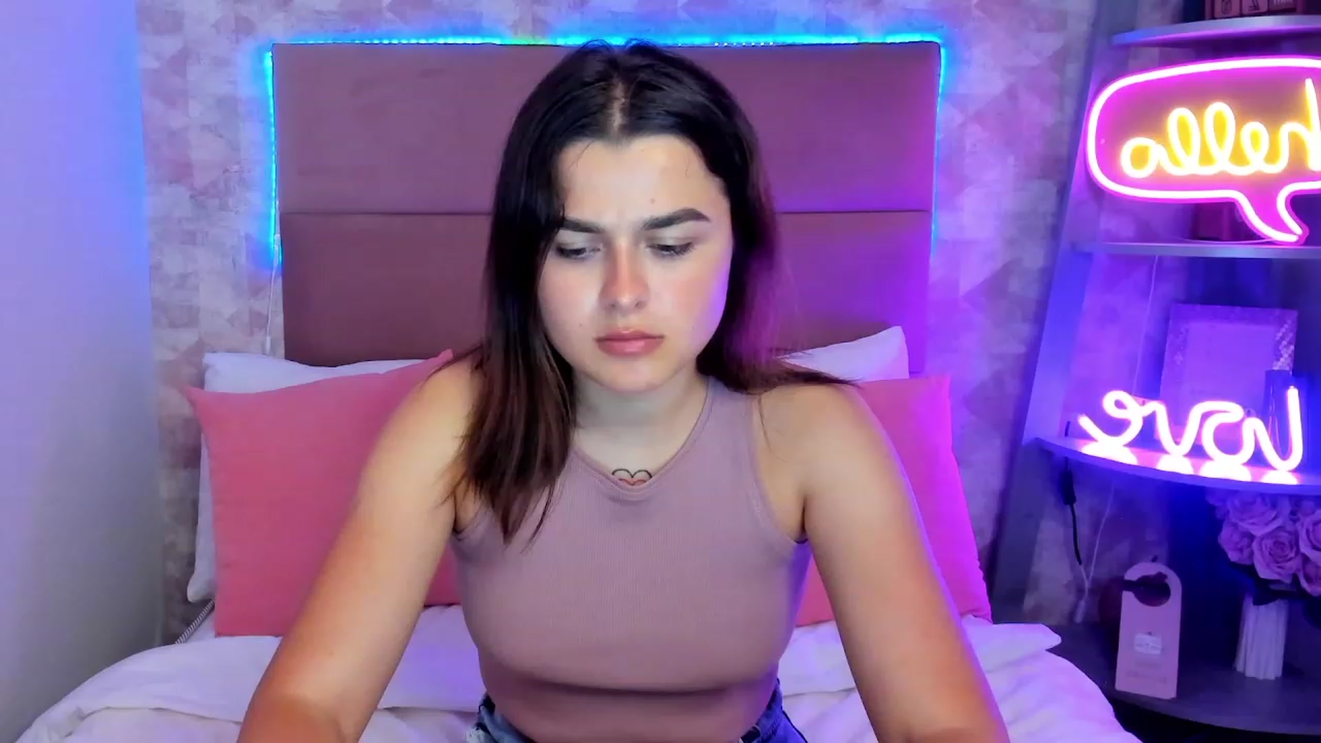 Gallery image thumbnail from CrystalXX's myfreecams stream on, 05/28/2023, 21:00 image 15 of 20