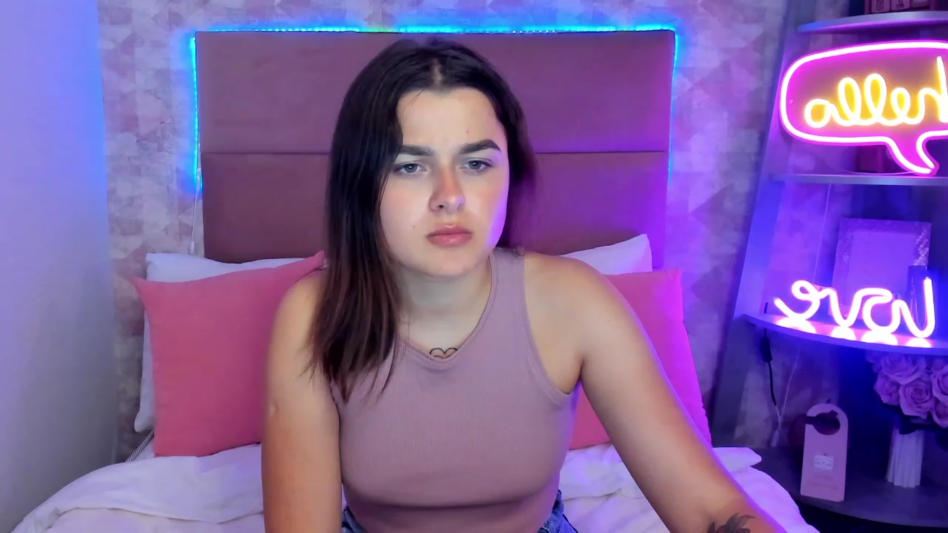 Gallery image thumbnail from CrystalXX's myfreecams stream on, 05/28/2023, 21:00 image 18 of 20
