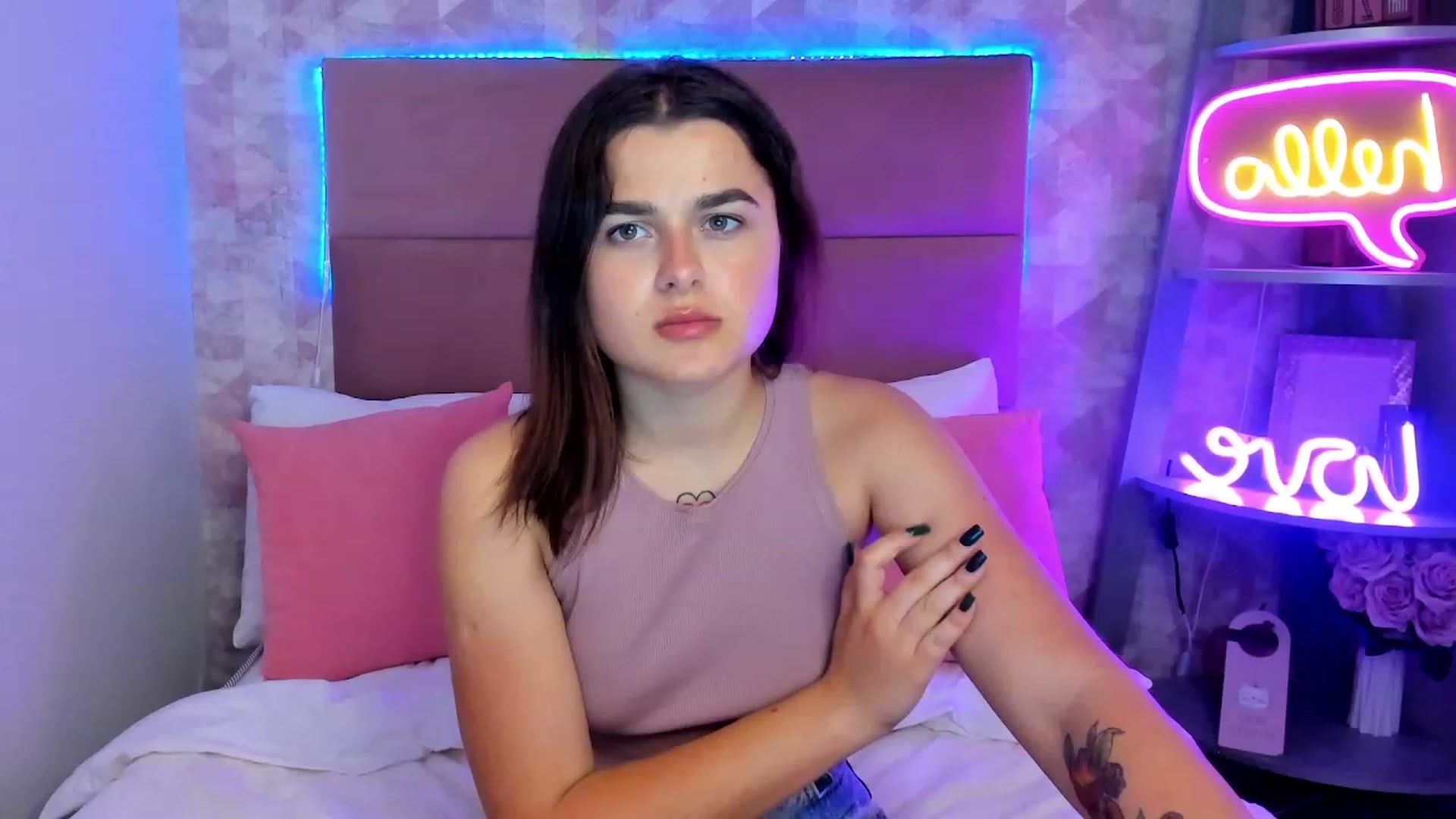 Gallery image thumbnail from CrystalXX's myfreecams stream on, 05/28/2023, 21:00 image 11 of 20
