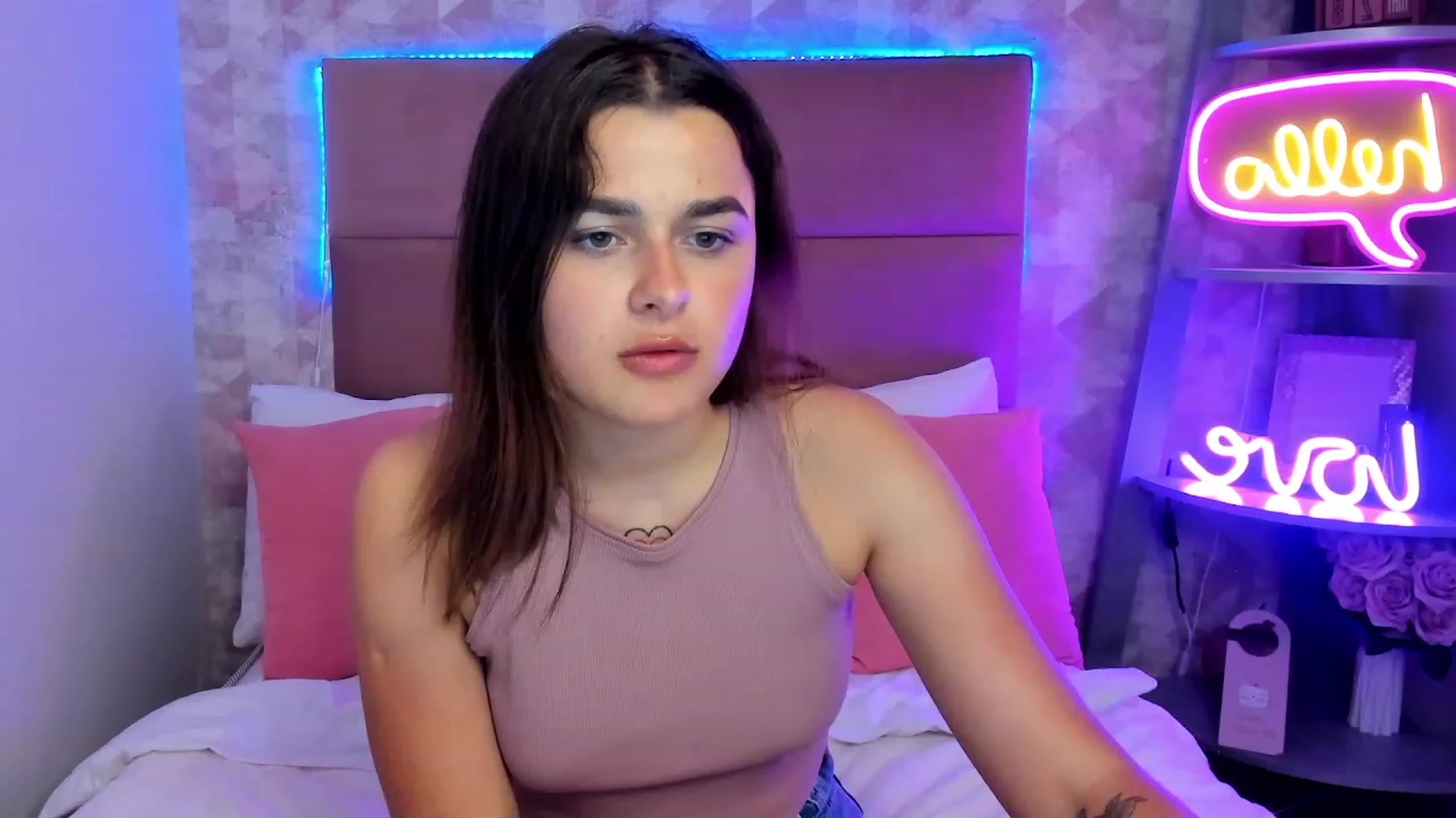 Gallery image thumbnail from CrystalXX's myfreecams stream on, 05/28/2023, 21:00 image 8 of 20