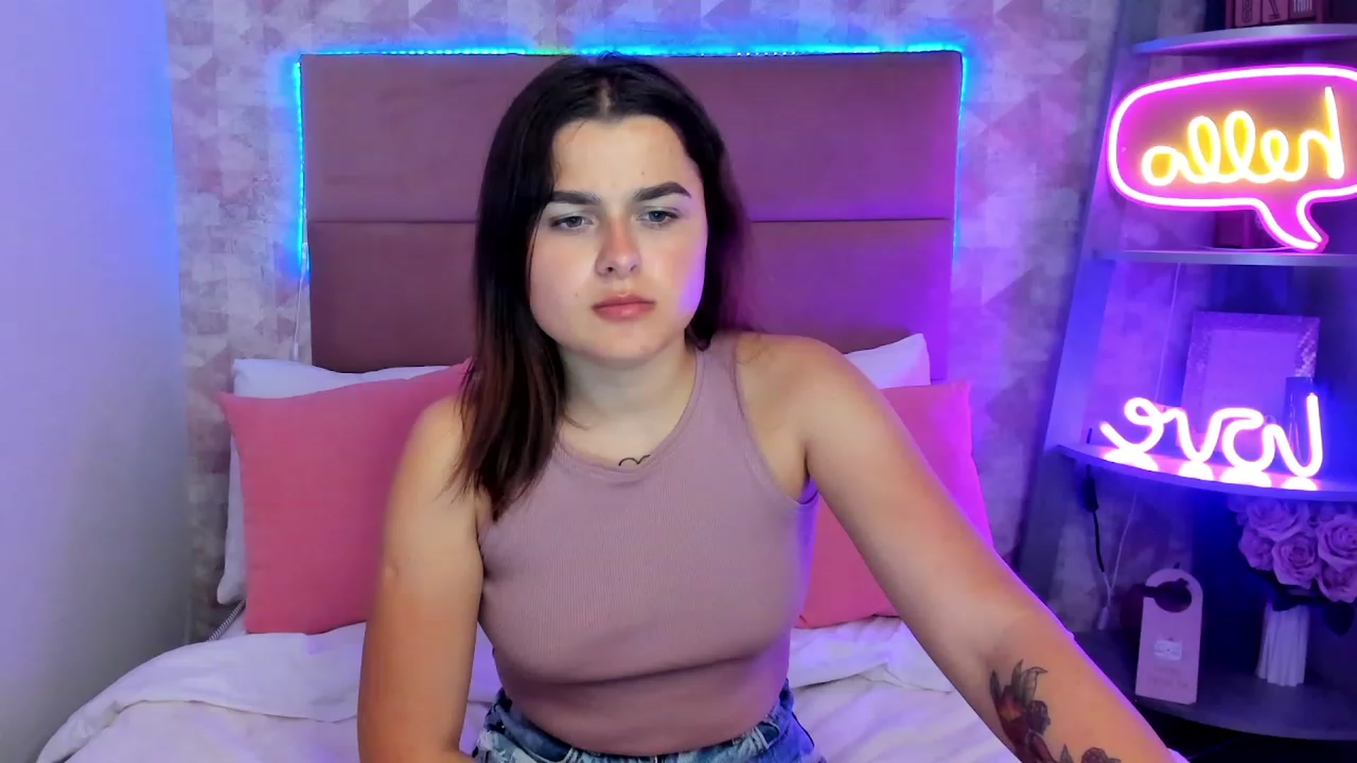 Gallery image thumbnail from CrystalXX's myfreecams stream on, 05/28/2023, 21:00 image 14 of 20