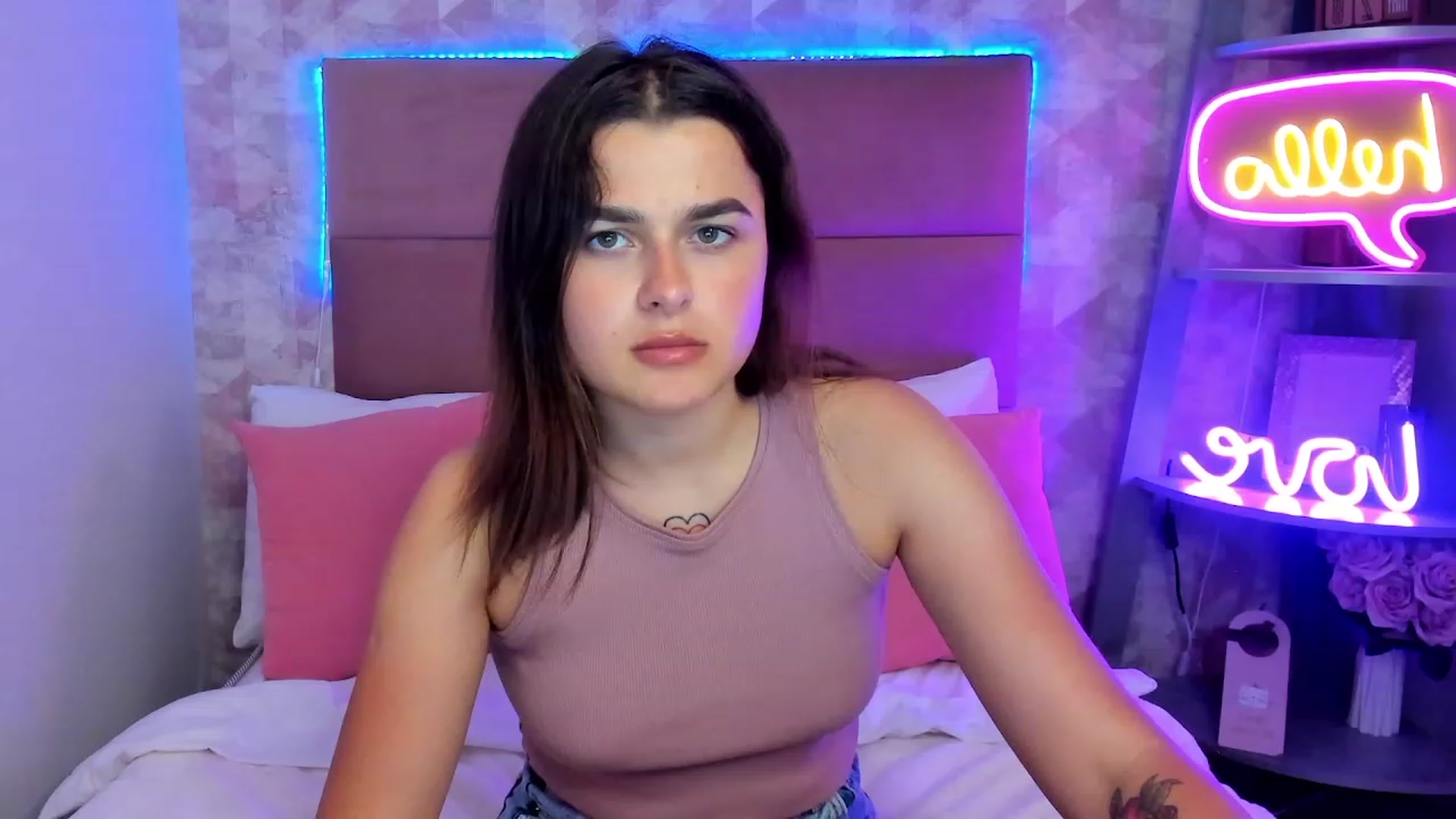 Gallery image thumbnail from CrystalXX's myfreecams stream on, 05/28/2023, 21:00 image 9 of 20