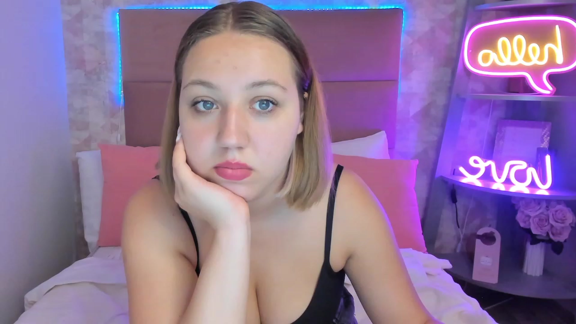 Gallery image thumbnail from CrystalXX's myfreecams stream on, 05/29/2023, 24:30 image 8 of 20