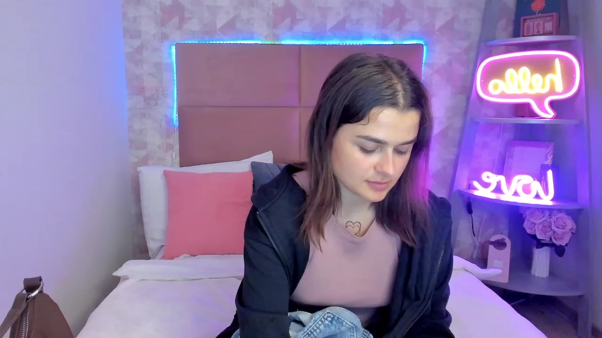Gallery image thumbnail from CrystalXX's myfreecams stream on, 05/29/2023, 04:05 image 14 of 20