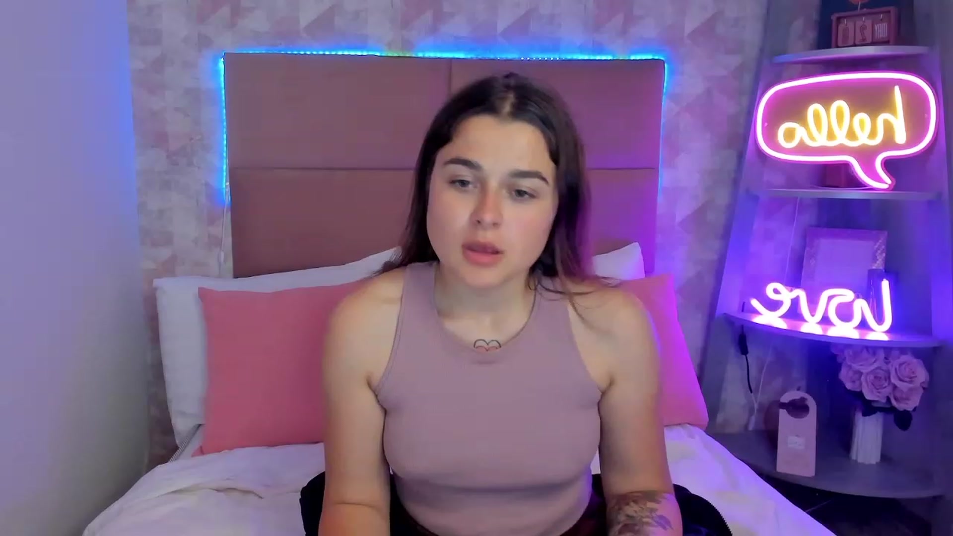 Gallery image thumbnail from CrystalXX's myfreecams stream on, 05/29/2023, 04:05 image 10 of 20