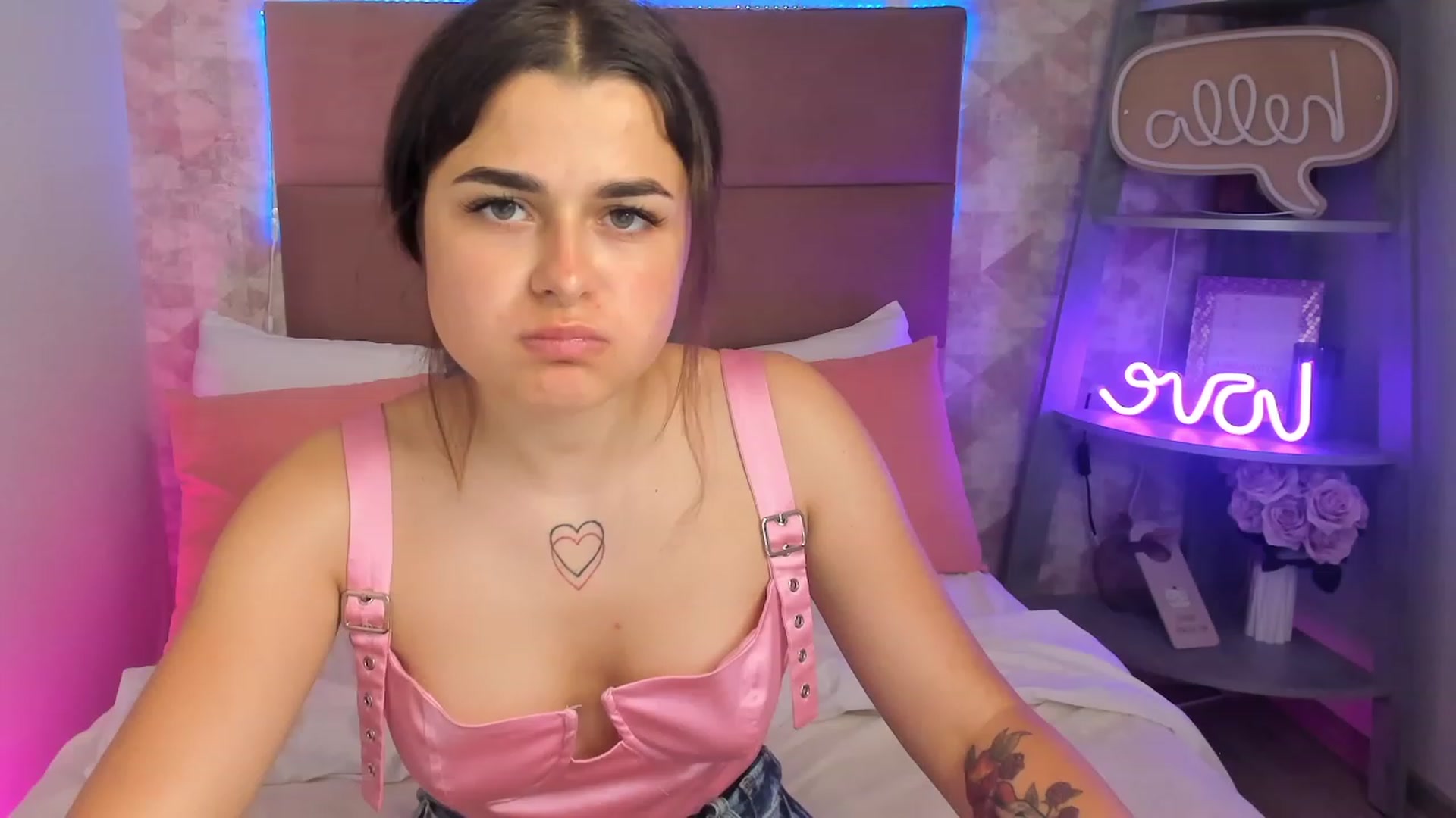 Gallery image thumbnail from CrystalXX's myfreecams stream on, 06/03/2023, 21:50 image 15 of 20