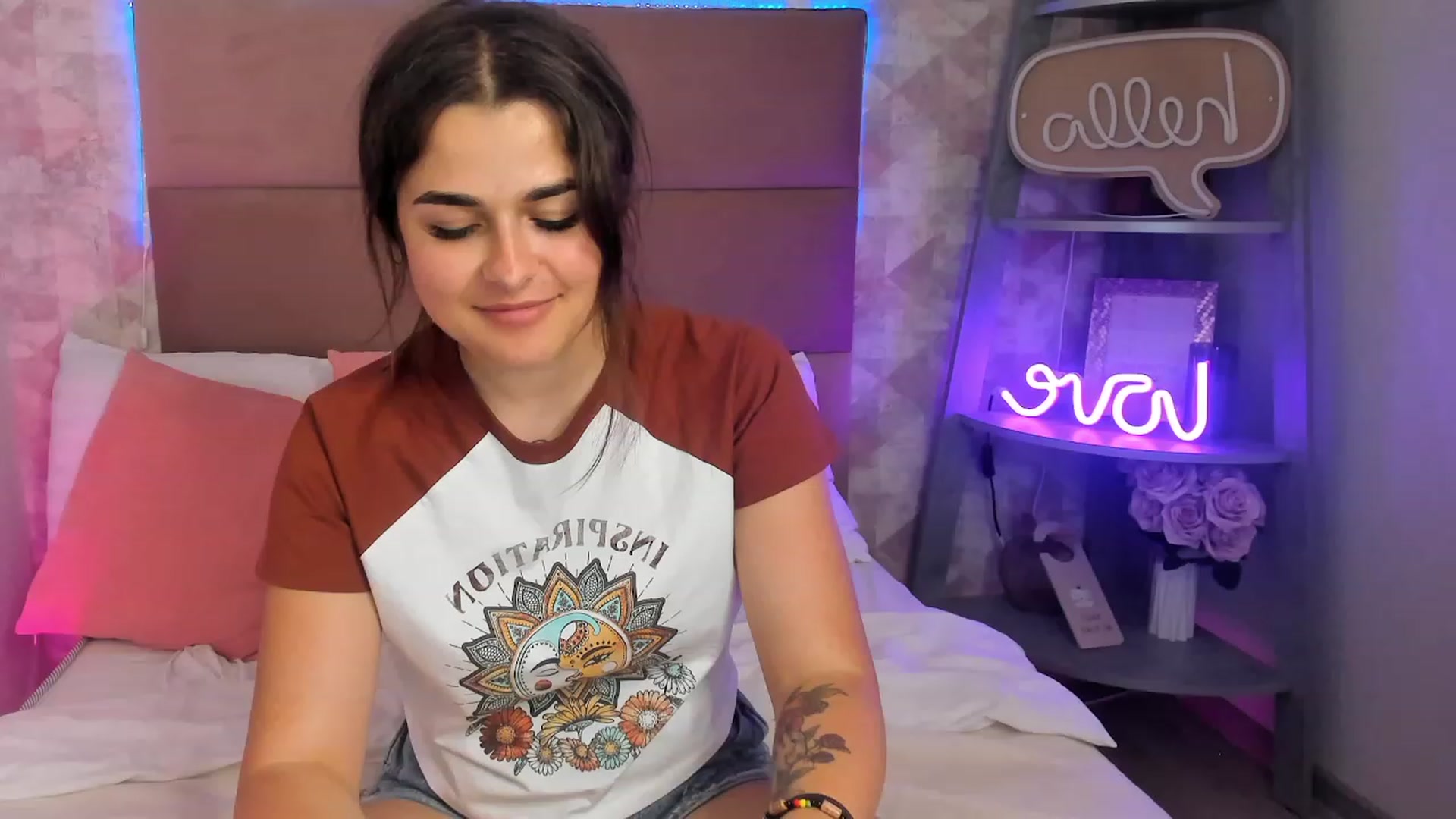 Gallery image thumbnail from CrystalXX's myfreecams stream on, 06/04/2023, 01:53 image 14 of 20