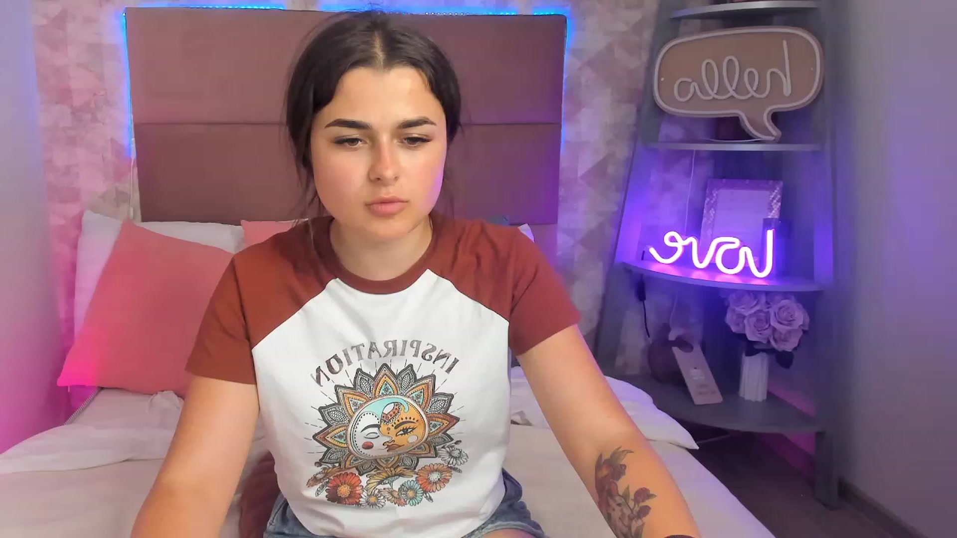Gallery image thumbnail from CrystalXX's myfreecams stream on, 06/04/2023, 01:53 image 10 of 20