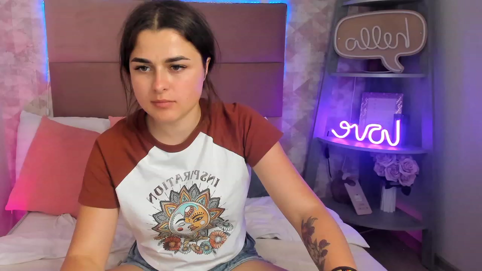 Gallery image thumbnail from CrystalXX's myfreecams stream on, 06/04/2023, 01:53 image 16 of 20