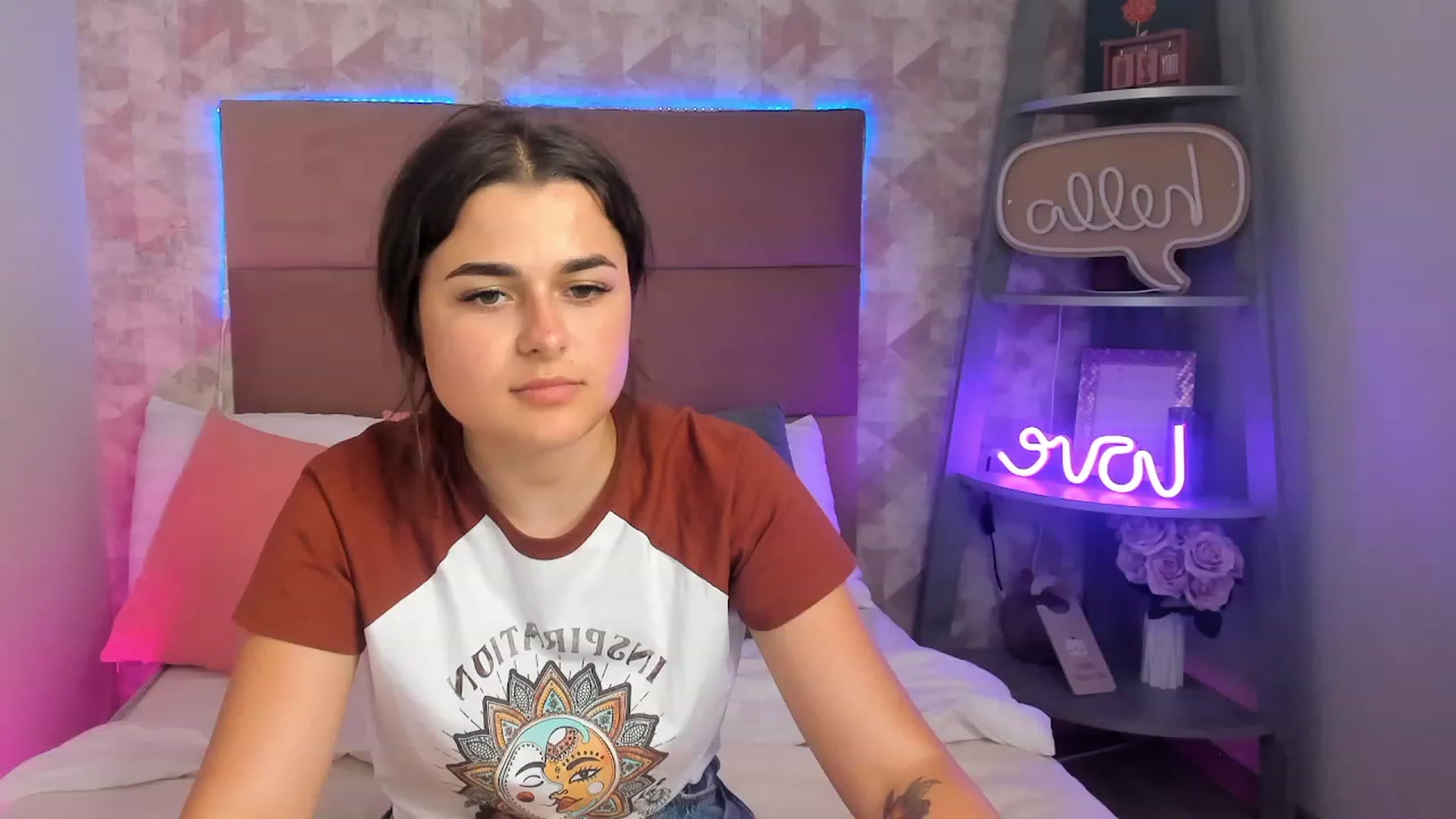 Gallery image thumbnail from CrystalXX's myfreecams stream on, 06/04/2023, 01:53 image 1 of 20