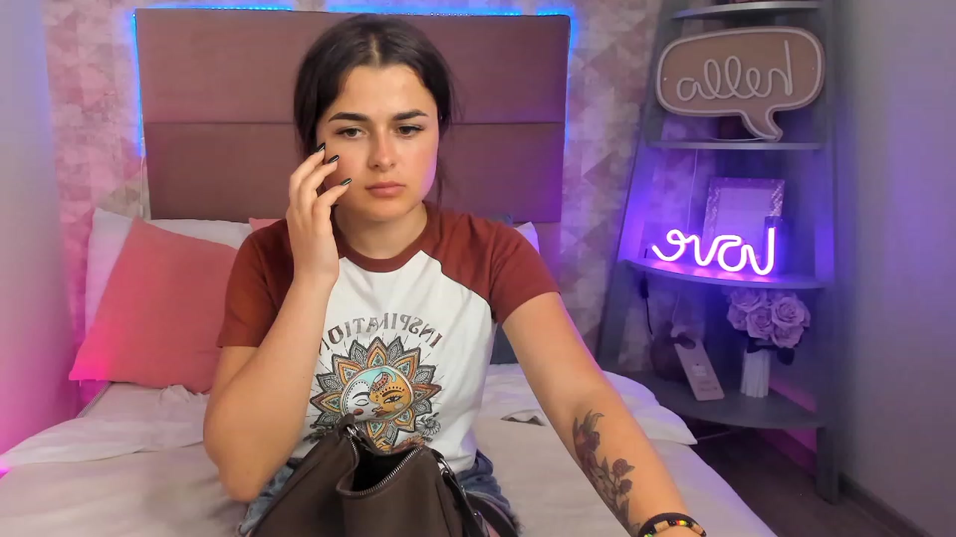 Gallery image thumbnail from CrystalXX's myfreecams stream on, 06/04/2023, 01:53 image 18 of 20