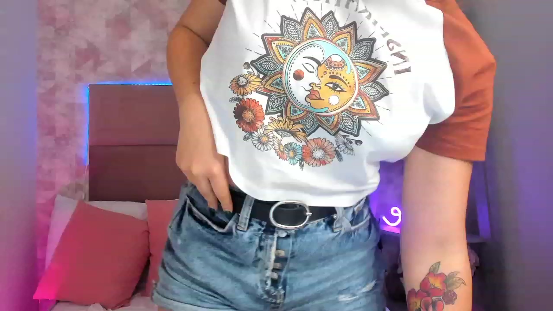 Gallery image thumbnail from CrystalXX's myfreecams stream on, 06/04/2023, 01:53 image 5 of 20