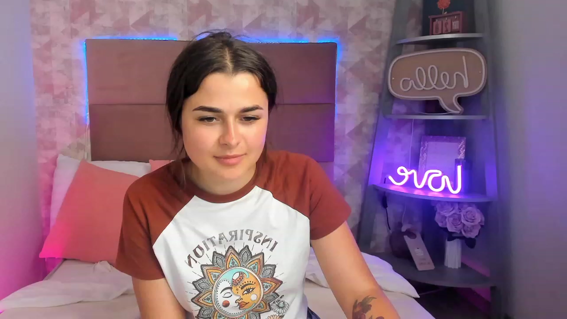 Gallery image thumbnail from CrystalXX's myfreecams stream on, 06/04/2023, 01:53 image 2 of 20