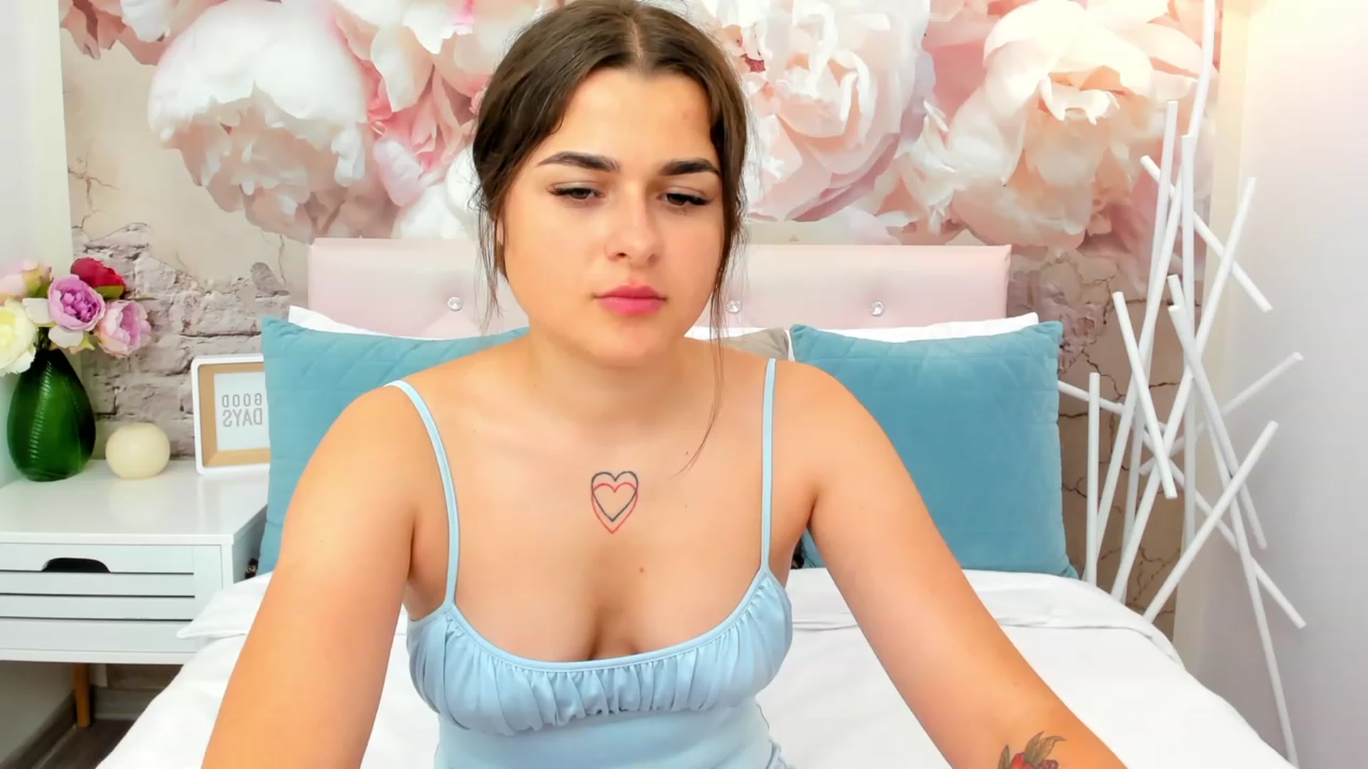 Gallery image thumbnail from CrystalXX's myfreecams stream on, 06/04/2023, 13:33 image 19 of 20
